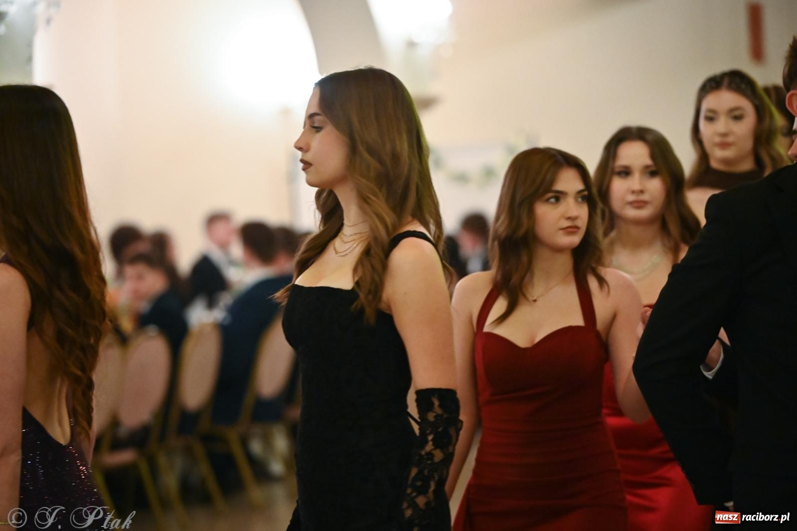 Zdjęcie w galerii na portalu naszraciborz.pl: Razem młodzi przyjaciele! Studniówka II LO z Raciborza [FOTO i WIDEO] wiadomości z regionu