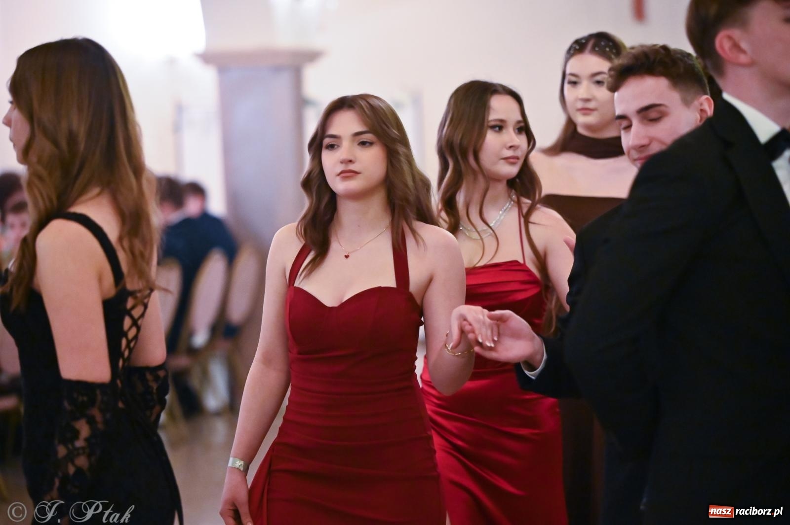 Zdjęcie w galerii na portalu naszraciborz.pl: Razem młodzi przyjaciele! Studniówka II LO z Raciborza [FOTO i WIDEO] wiadomości z regionu