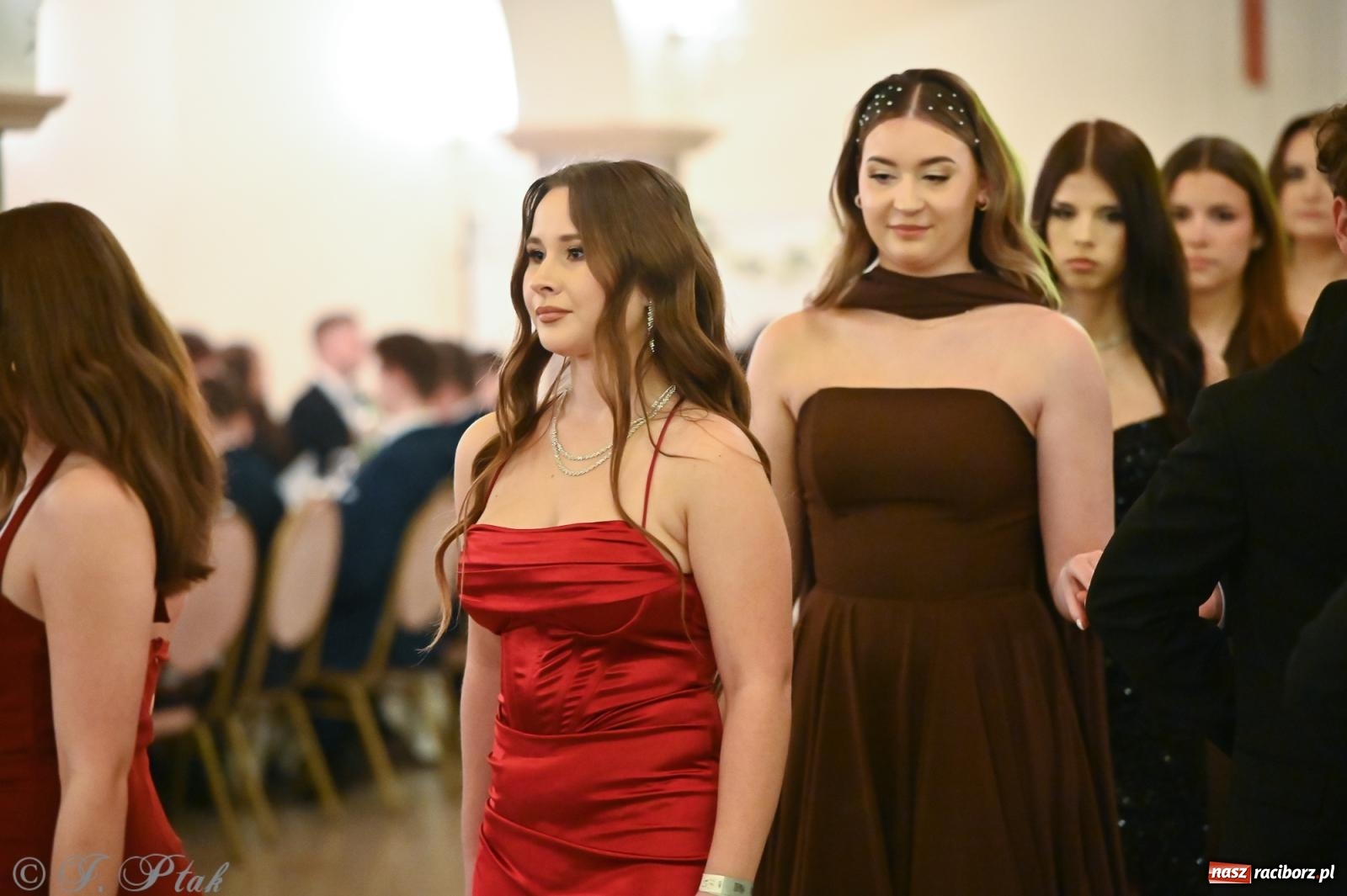 Zdjęcie w galerii na portalu naszraciborz.pl: Razem młodzi przyjaciele! Studniówka II LO z Raciborza [FOTO i WIDEO] wiadomości z regionu