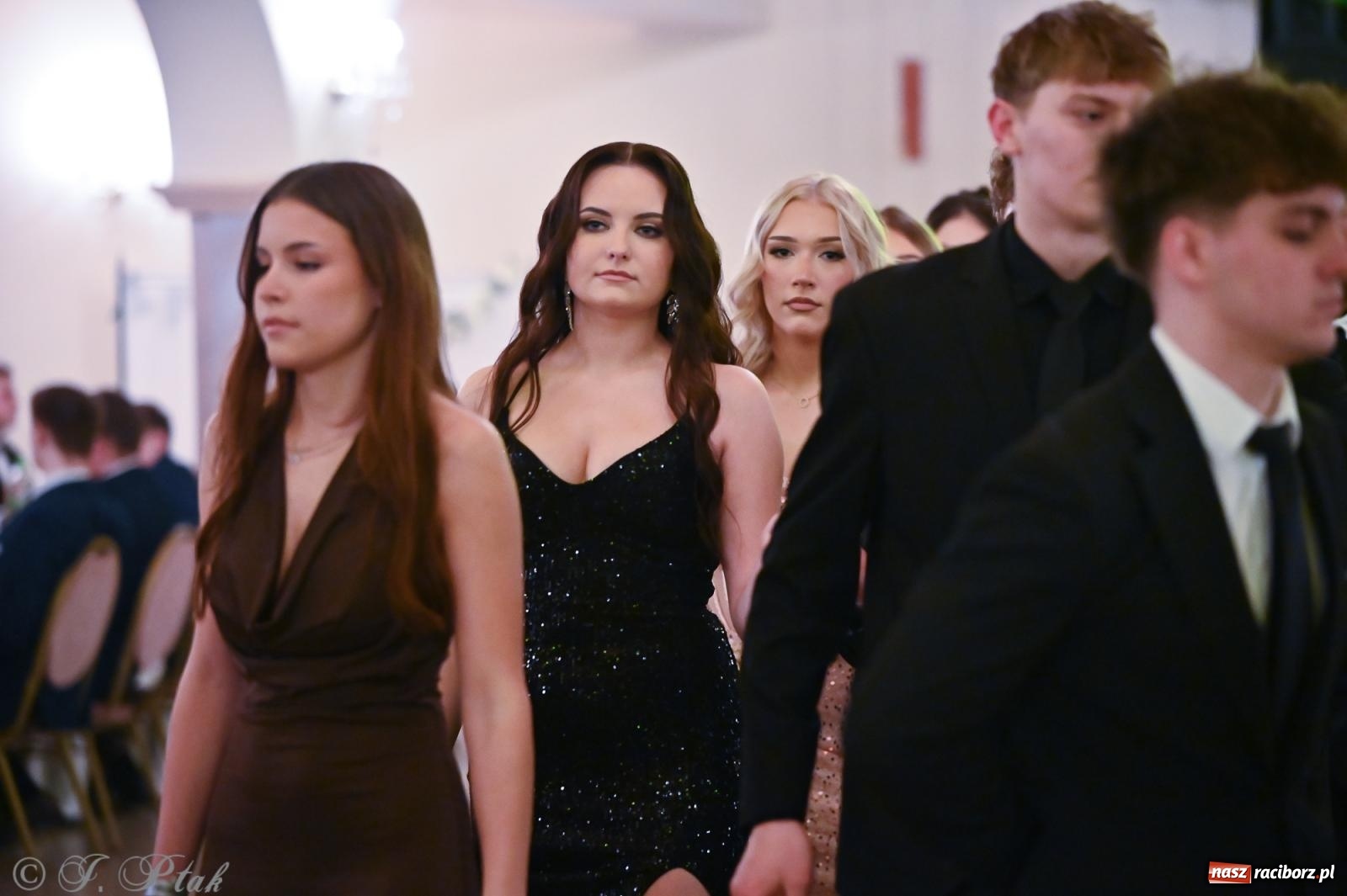 Zdjęcie w galerii na portalu naszraciborz.pl: Razem młodzi przyjaciele! Studniówka II LO z Raciborza [FOTO i WIDEO] wiadomości z regionu