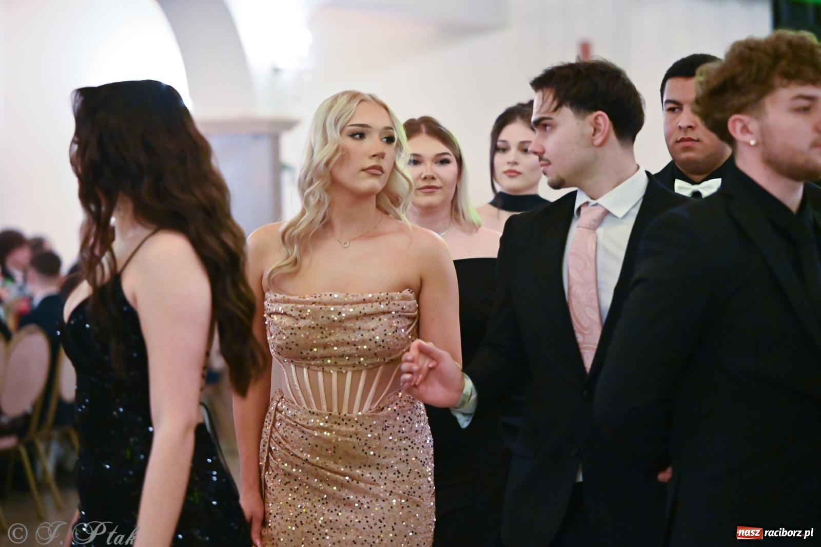 Zdjęcie w galerii na portalu naszraciborz.pl: Razem młodzi przyjaciele! Studniówka II LO z Raciborza [FOTO i WIDEO] wiadomości z regionu