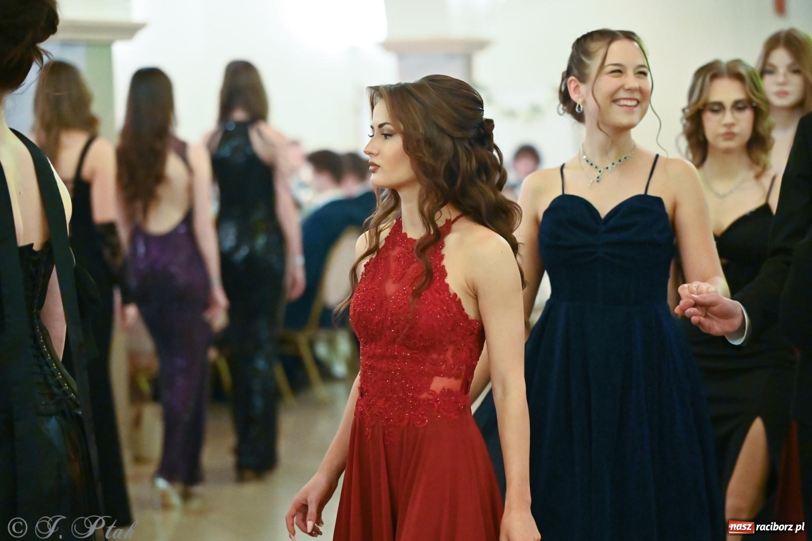 Zdjęcie w galerii na portalu naszraciborz.pl: Razem młodzi przyjaciele! Studniówka II LO z Raciborza [FOTO i WIDEO] wiadomości z regionu