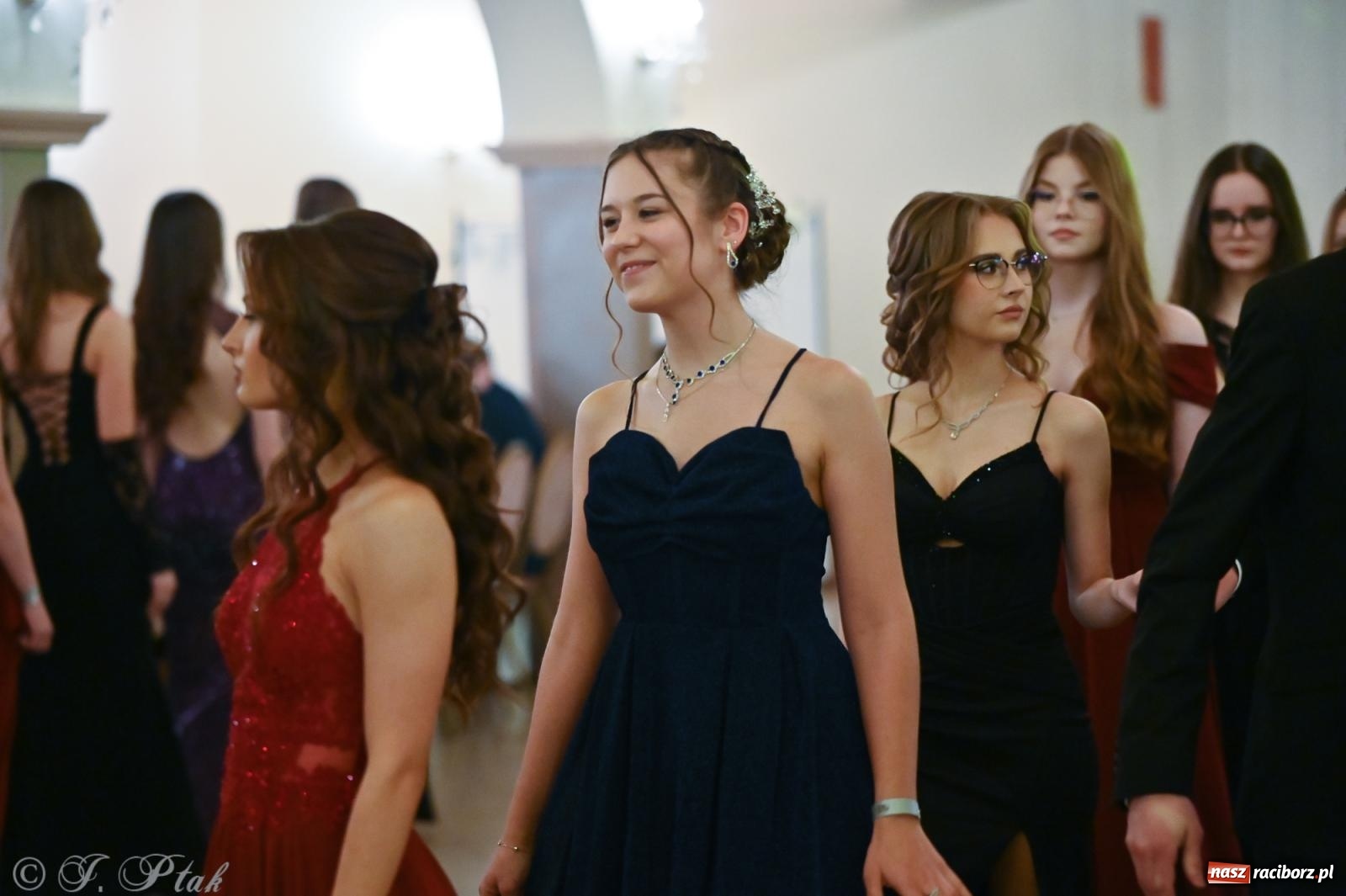 Zdjęcie w galerii na portalu naszraciborz.pl: Razem młodzi przyjaciele! Studniówka II LO z Raciborza [FOTO i WIDEO] wiadomości z regionu