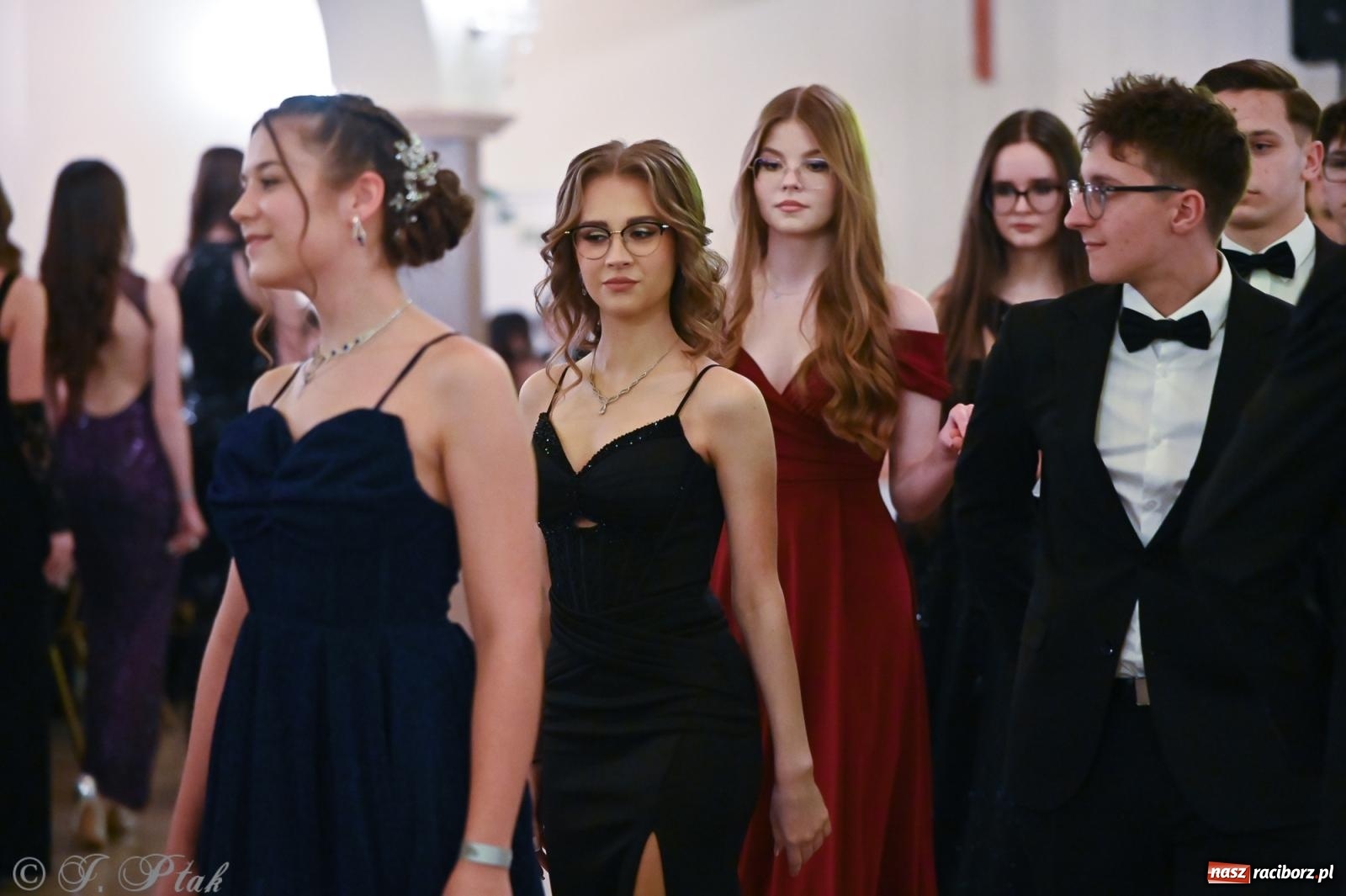 Zdjęcie w galerii na portalu naszraciborz.pl: Razem młodzi przyjaciele! Studniówka II LO z Raciborza [FOTO i WIDEO] wiadomości z regionu