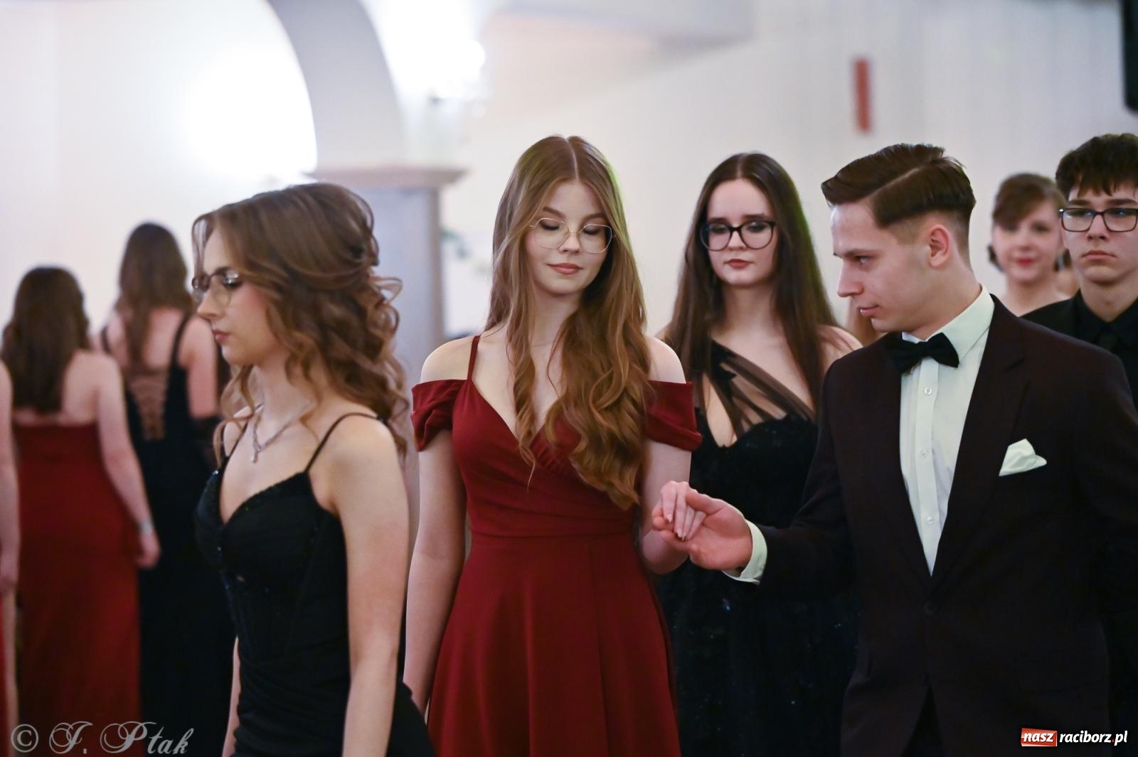 Zdjęcie w galerii na portalu naszraciborz.pl: Razem młodzi przyjaciele! Studniówka II LO z Raciborza [FOTO i WIDEO] wiadomości z regionu