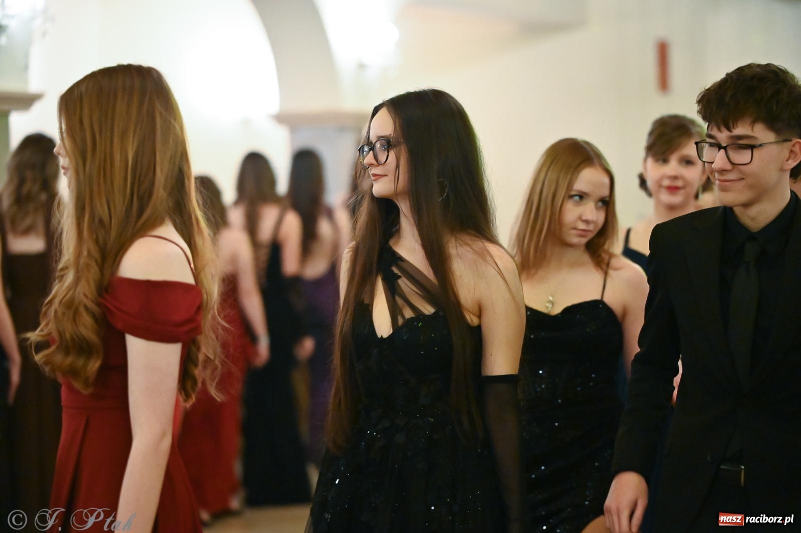 Zdjęcie w galerii na portalu naszraciborz.pl: Razem młodzi przyjaciele! Studniówka II LO z Raciborza [FOTO i WIDEO] wiadomości z regionu