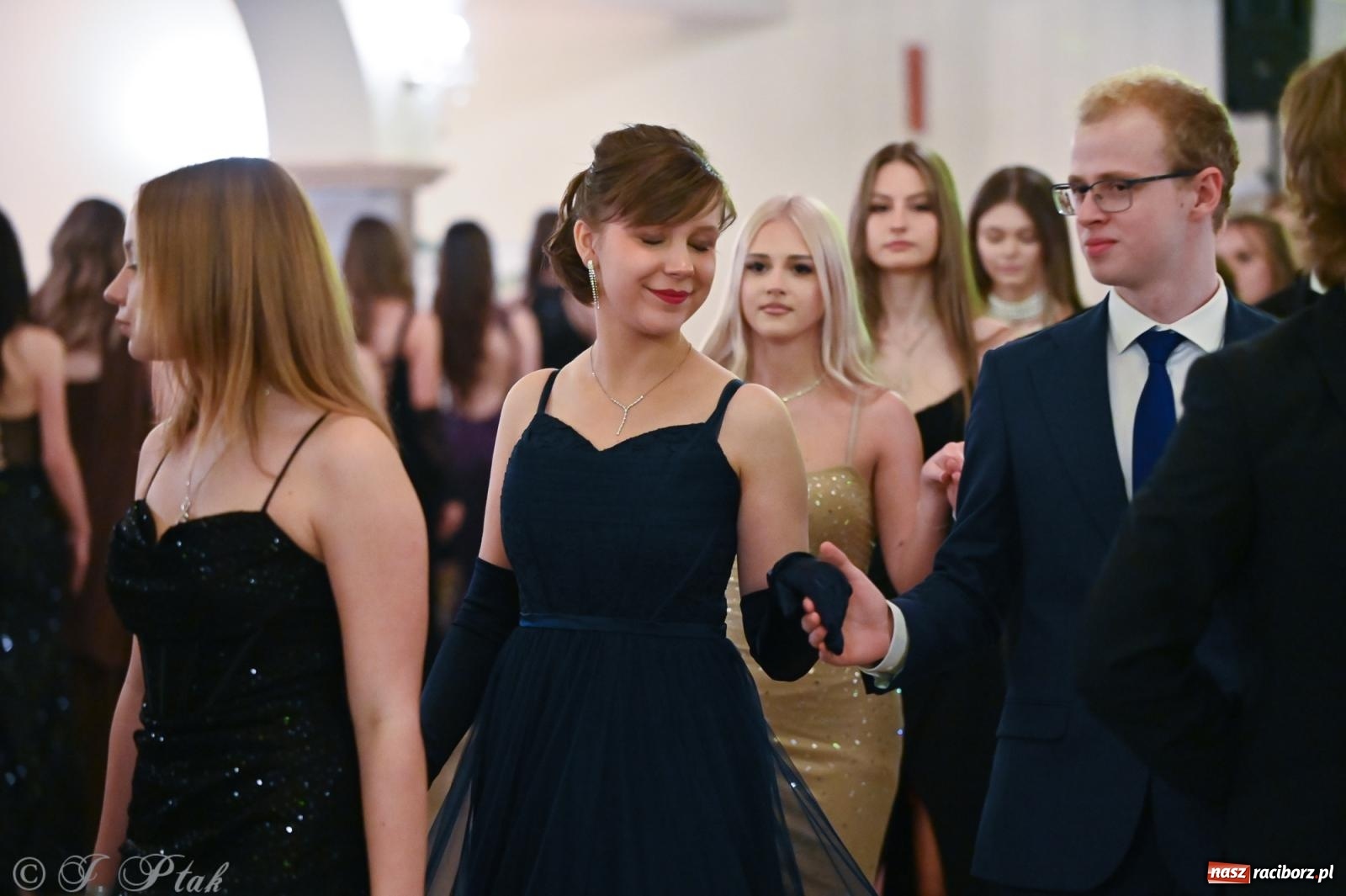 Zdjęcie w galerii na portalu naszraciborz.pl: Razem młodzi przyjaciele! Studniówka II LO z Raciborza [FOTO i WIDEO] wiadomości z regionu