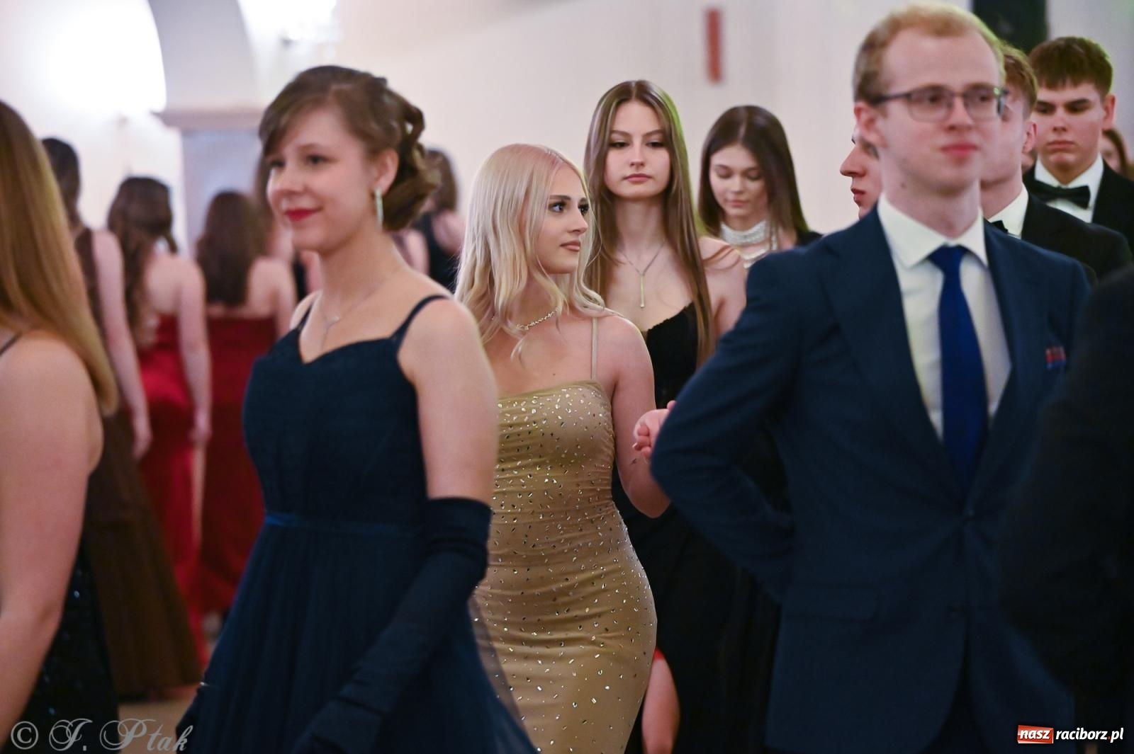 Zdjęcie w galerii na portalu naszraciborz.pl: Razem młodzi przyjaciele! Studniówka II LO z Raciborza [FOTO i WIDEO] wiadomości z regionu