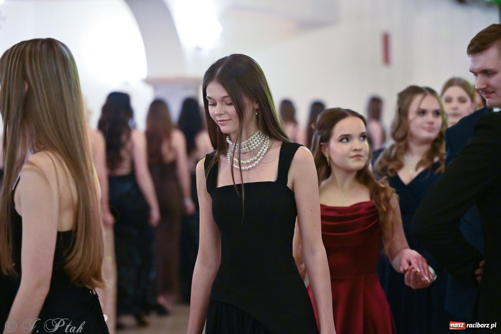 Zdjęcie w galerii na portalu naszraciborz.pl: Razem młodzi przyjaciele! Studniówka II LO z Raciborza [FOTO i WIDEO] wiadomości z regionu