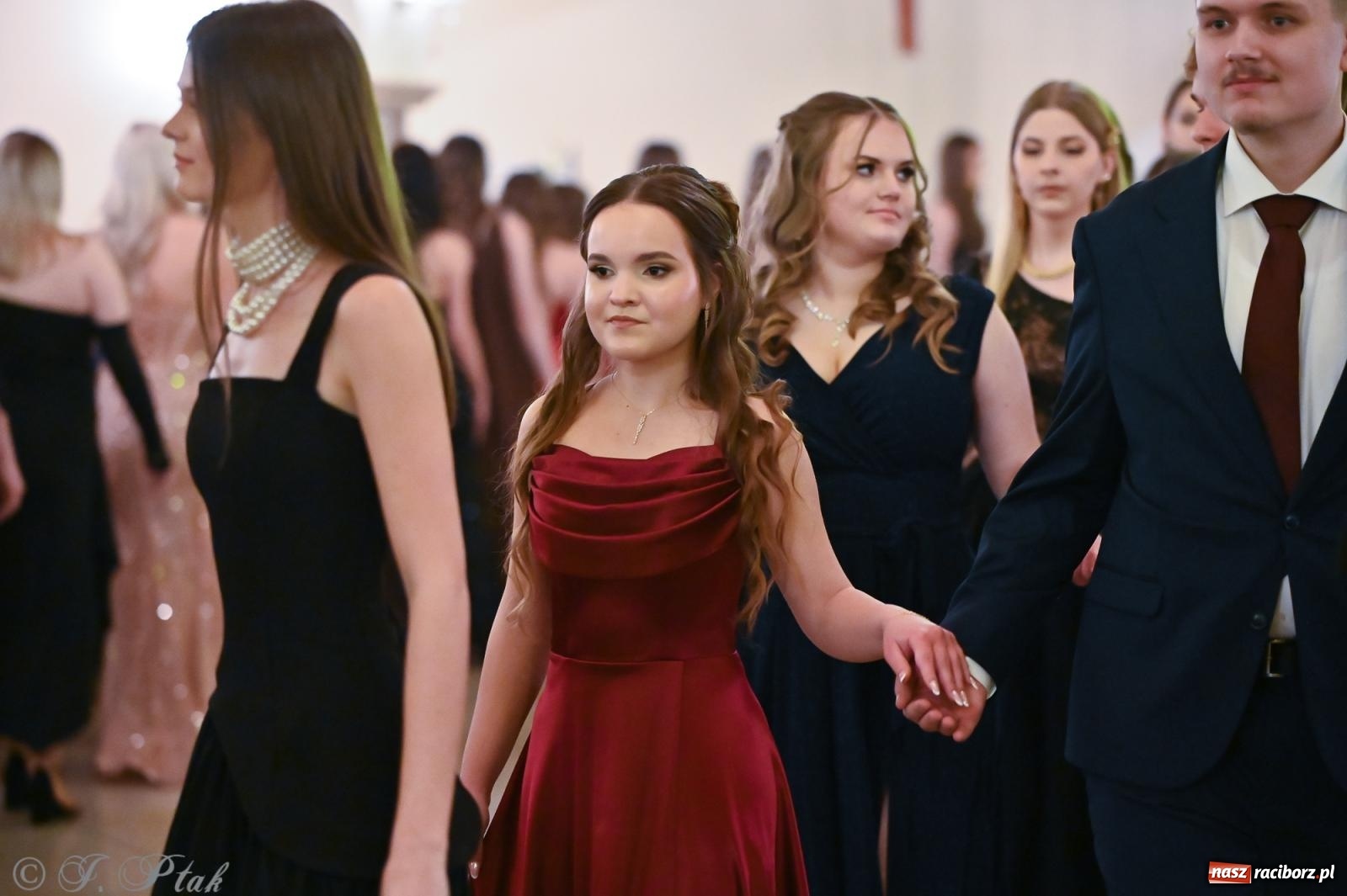 Zdjęcie w galerii na portalu naszraciborz.pl: Razem młodzi przyjaciele! Studniówka II LO z Raciborza [FOTO i WIDEO] wiadomości z regionu