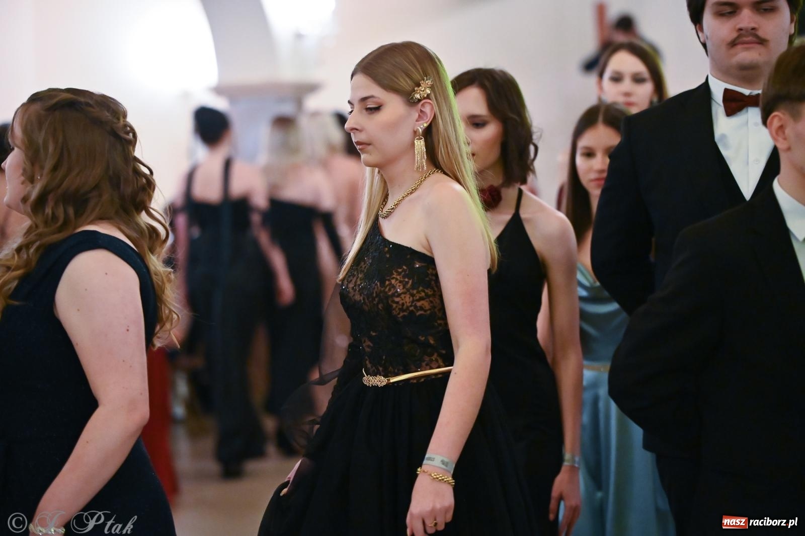 Zdjęcie w galerii na portalu naszraciborz.pl: Razem młodzi przyjaciele! Studniówka II LO z Raciborza [FOTO i WIDEO] wiadomości z regionu