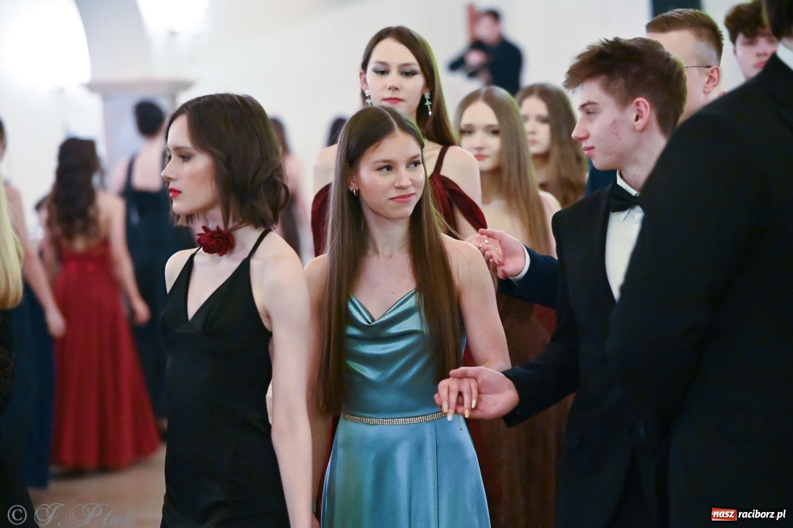 Zdjęcie w galerii na portalu naszraciborz.pl: Razem młodzi przyjaciele! Studniówka II LO z Raciborza [FOTO i WIDEO] wiadomości z regionu