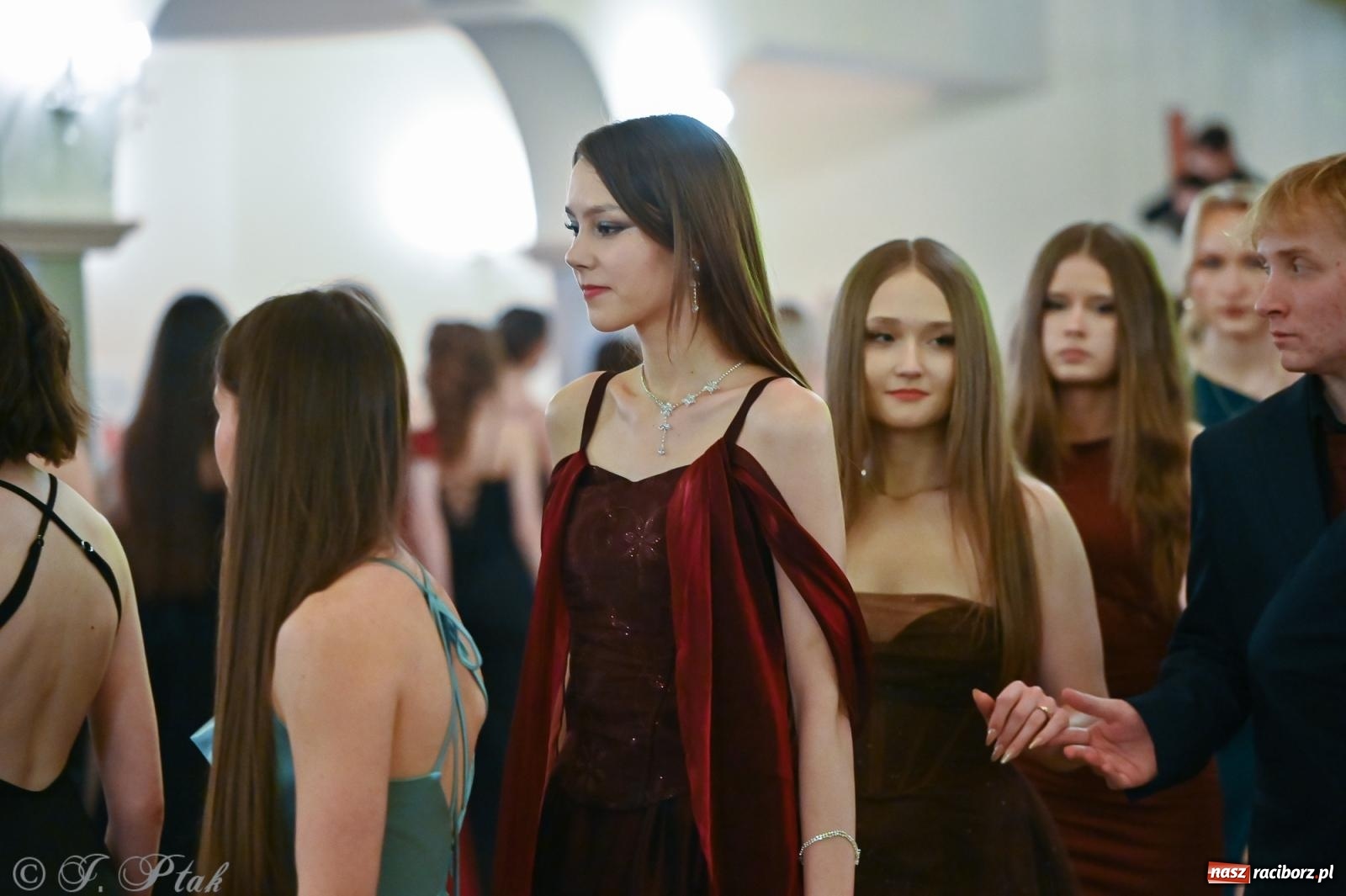 Zdjęcie w galerii na portalu naszraciborz.pl: Razem młodzi przyjaciele! Studniówka II LO z Raciborza [FOTO i WIDEO] wiadomości z regionu