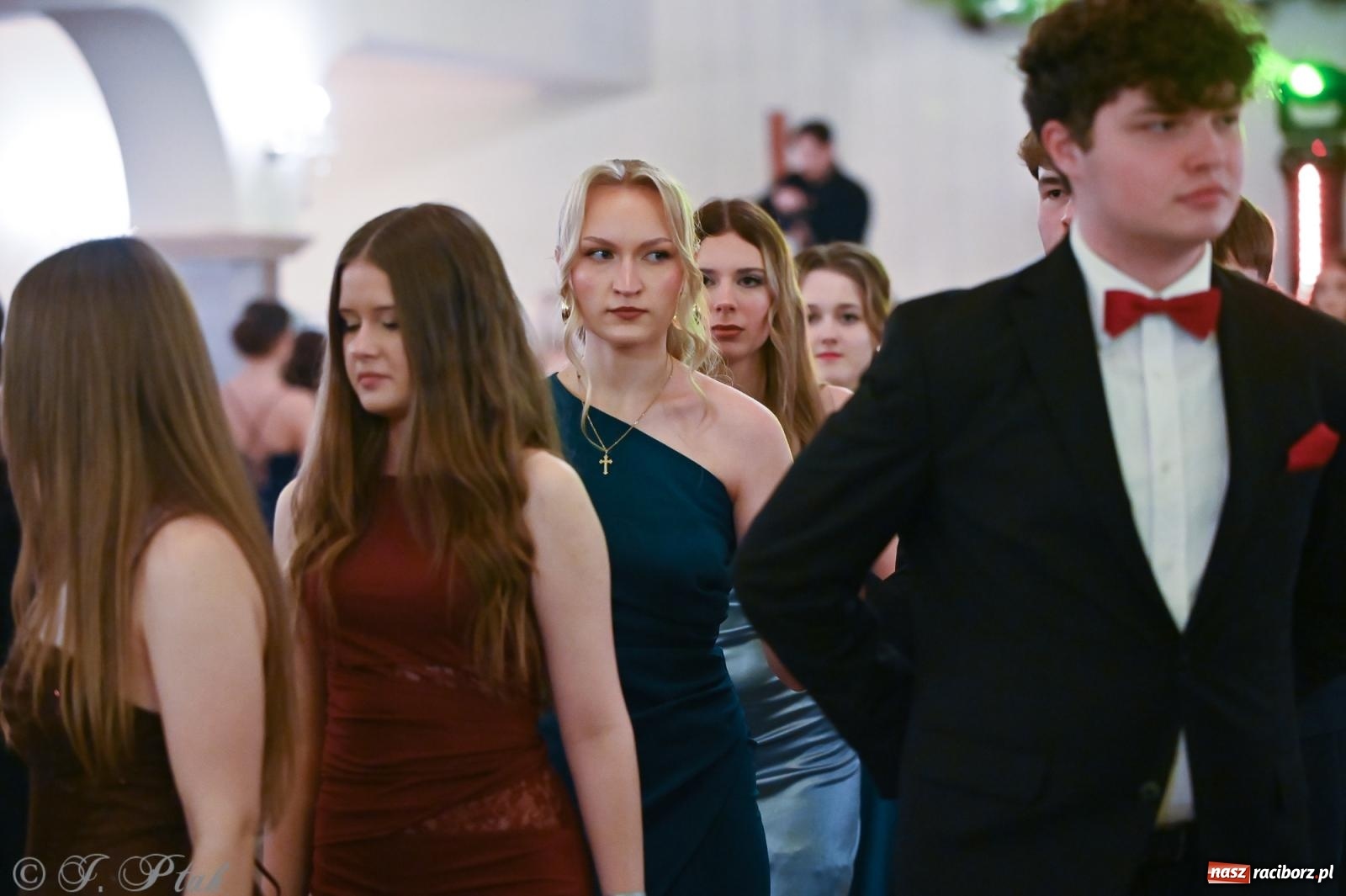 Zdjęcie w galerii na portalu naszraciborz.pl: Razem młodzi przyjaciele! Studniówka II LO z Raciborza [FOTO i WIDEO] wiadomości z regionu