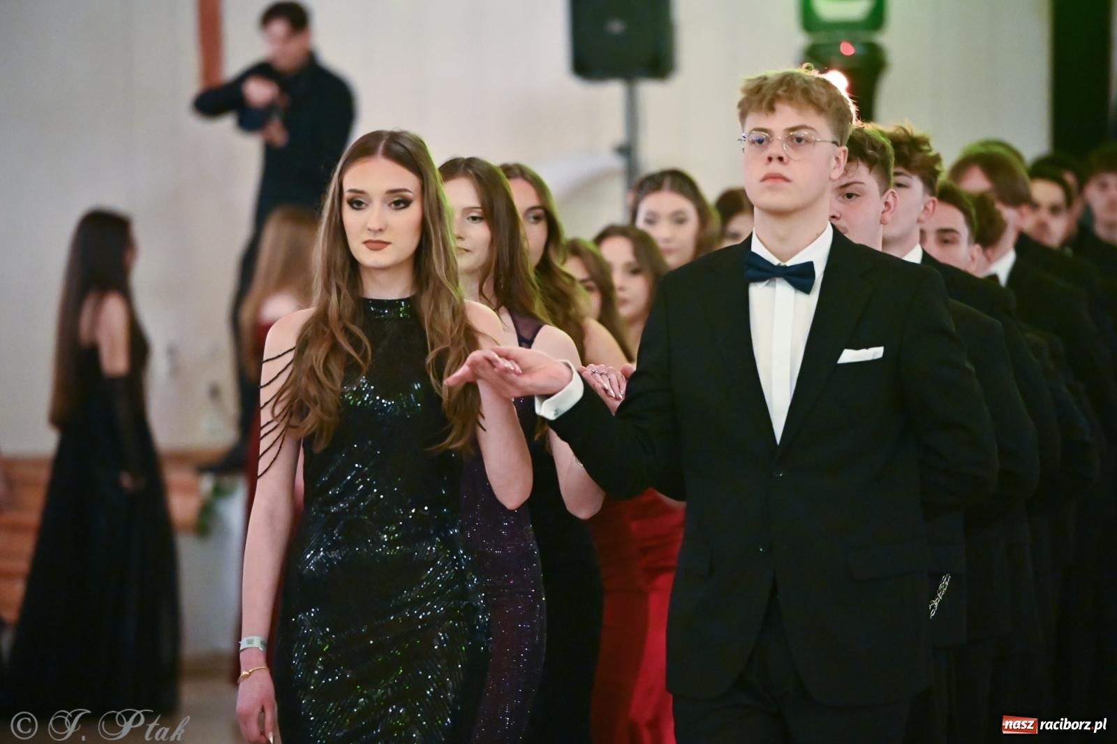 Zdjęcie w galerii na portalu naszraciborz.pl: Razem młodzi przyjaciele! Studniówka II LO z Raciborza [FOTO i WIDEO] wiadomości z regionu