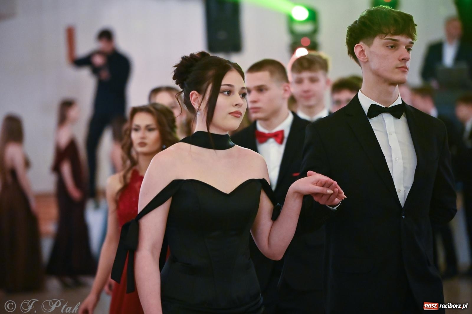 Zdjęcie w galerii na portalu naszraciborz.pl: Razem młodzi przyjaciele! Studniówka II LO z Raciborza [FOTO i WIDEO] wiadomości z regionu