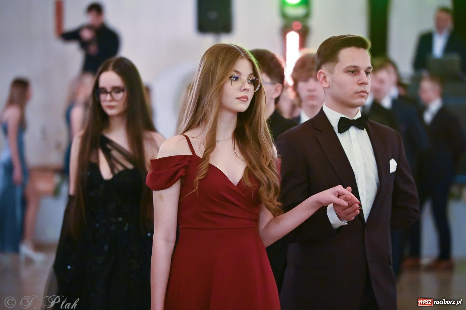 Zdjęcie w galerii na portalu naszraciborz.pl: Razem młodzi przyjaciele! Studniówka II LO z Raciborza [FOTO i WIDEO] wiadomości z regionu