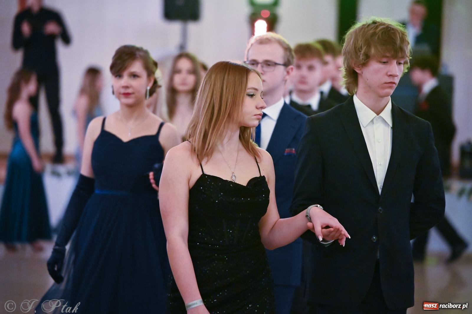 Zdjęcie w galerii na portalu naszraciborz.pl: Razem młodzi przyjaciele! Studniówka II LO z Raciborza [FOTO i WIDEO] wiadomości z regionu