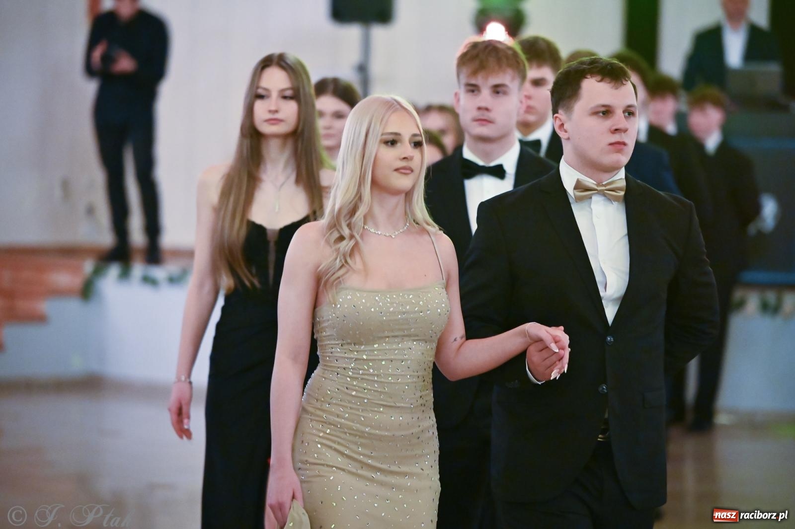 Zdjęcie w galerii na portalu naszraciborz.pl: Razem młodzi przyjaciele! Studniówka II LO z Raciborza [FOTO i WIDEO] wiadomości z regionu