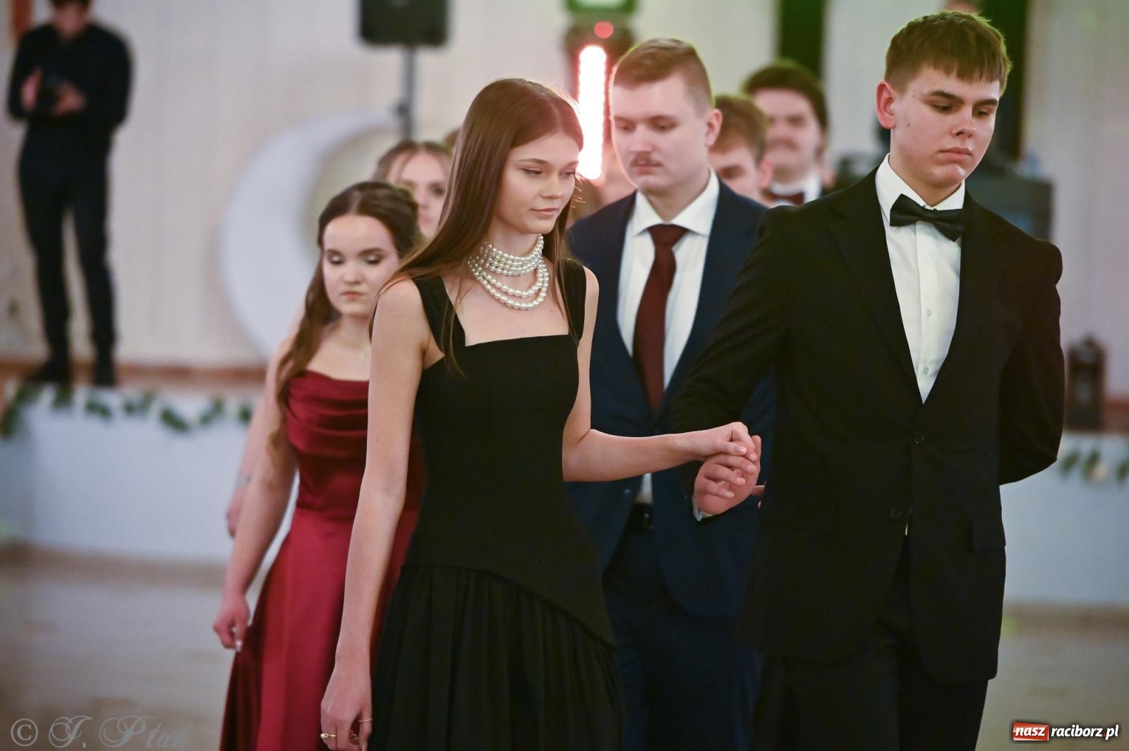 Zdjęcie w galerii na portalu naszraciborz.pl: Razem młodzi przyjaciele! Studniówka II LO z Raciborza [FOTO i WIDEO] wiadomości z regionu