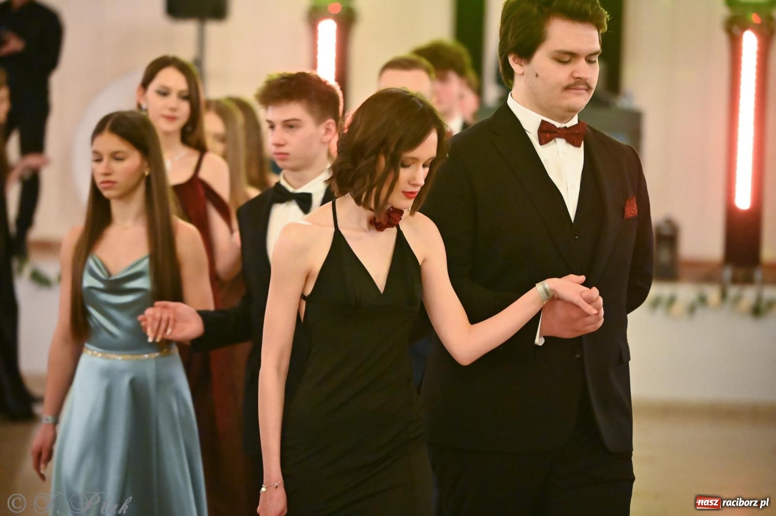 Zdjęcie w galerii na portalu naszraciborz.pl: Razem młodzi przyjaciele! Studniówka II LO z Raciborza [FOTO i WIDEO] wiadomości z regionu