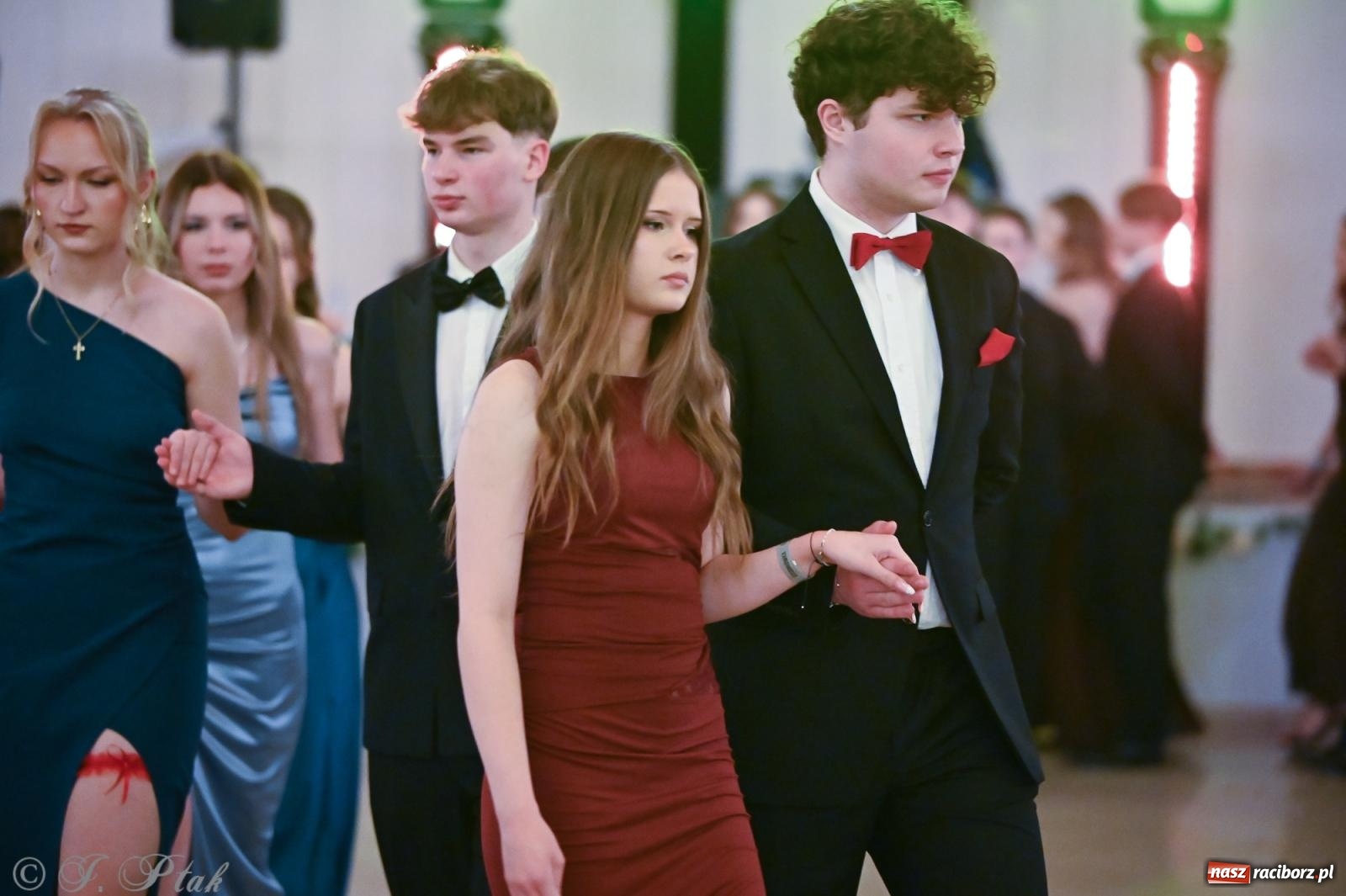 Zdjęcie w galerii na portalu naszraciborz.pl: Razem młodzi przyjaciele! Studniówka II LO z Raciborza [FOTO i WIDEO] wiadomości z regionu