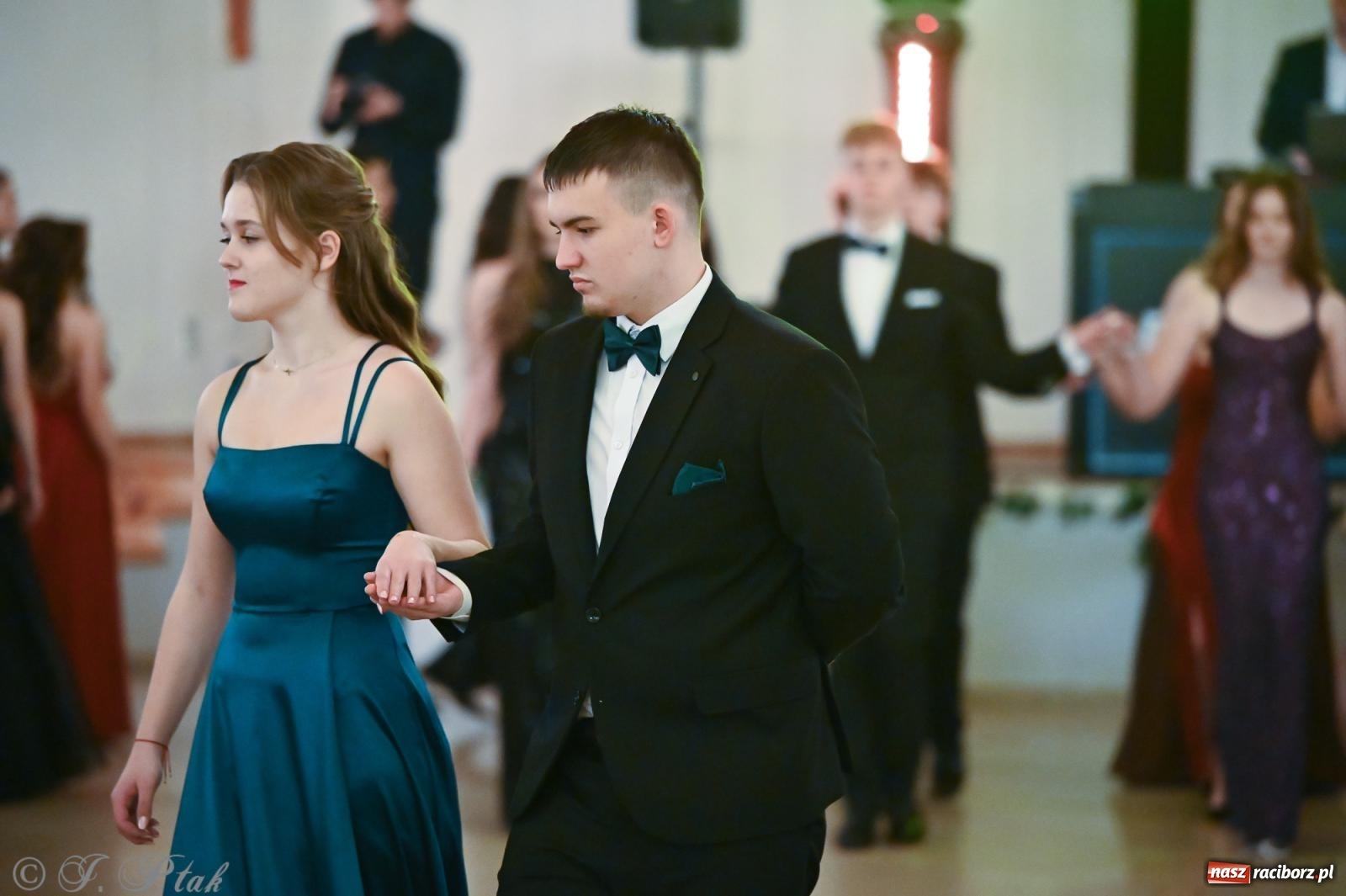 Zdjęcie w galerii na portalu naszraciborz.pl: Razem młodzi przyjaciele! Studniówka II LO z Raciborza [FOTO i WIDEO] wiadomości z regionu