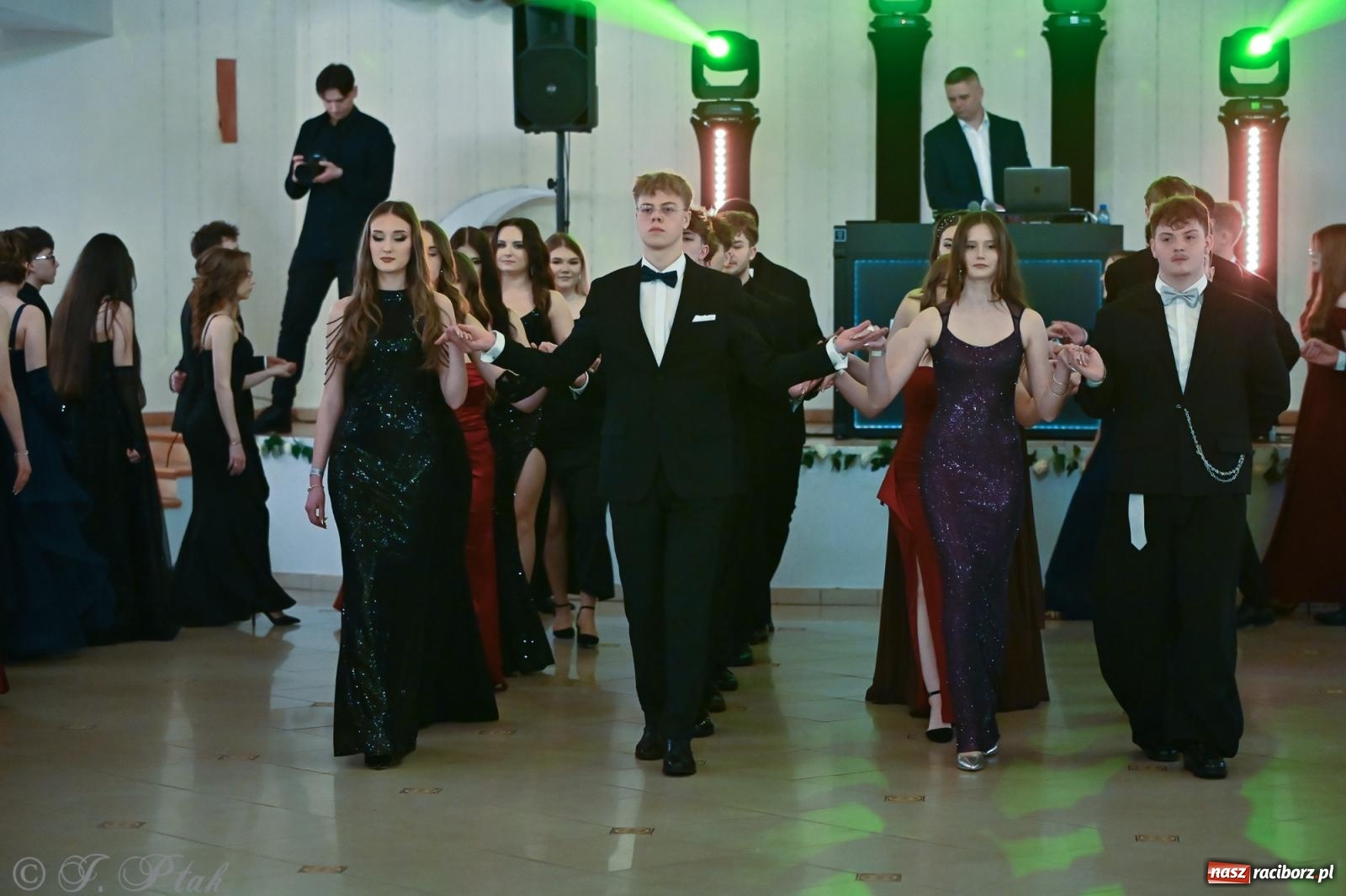 Zdjęcie w galerii na portalu naszraciborz.pl: Razem młodzi przyjaciele! Studniówka II LO z Raciborza [FOTO i WIDEO] wiadomości z regionu