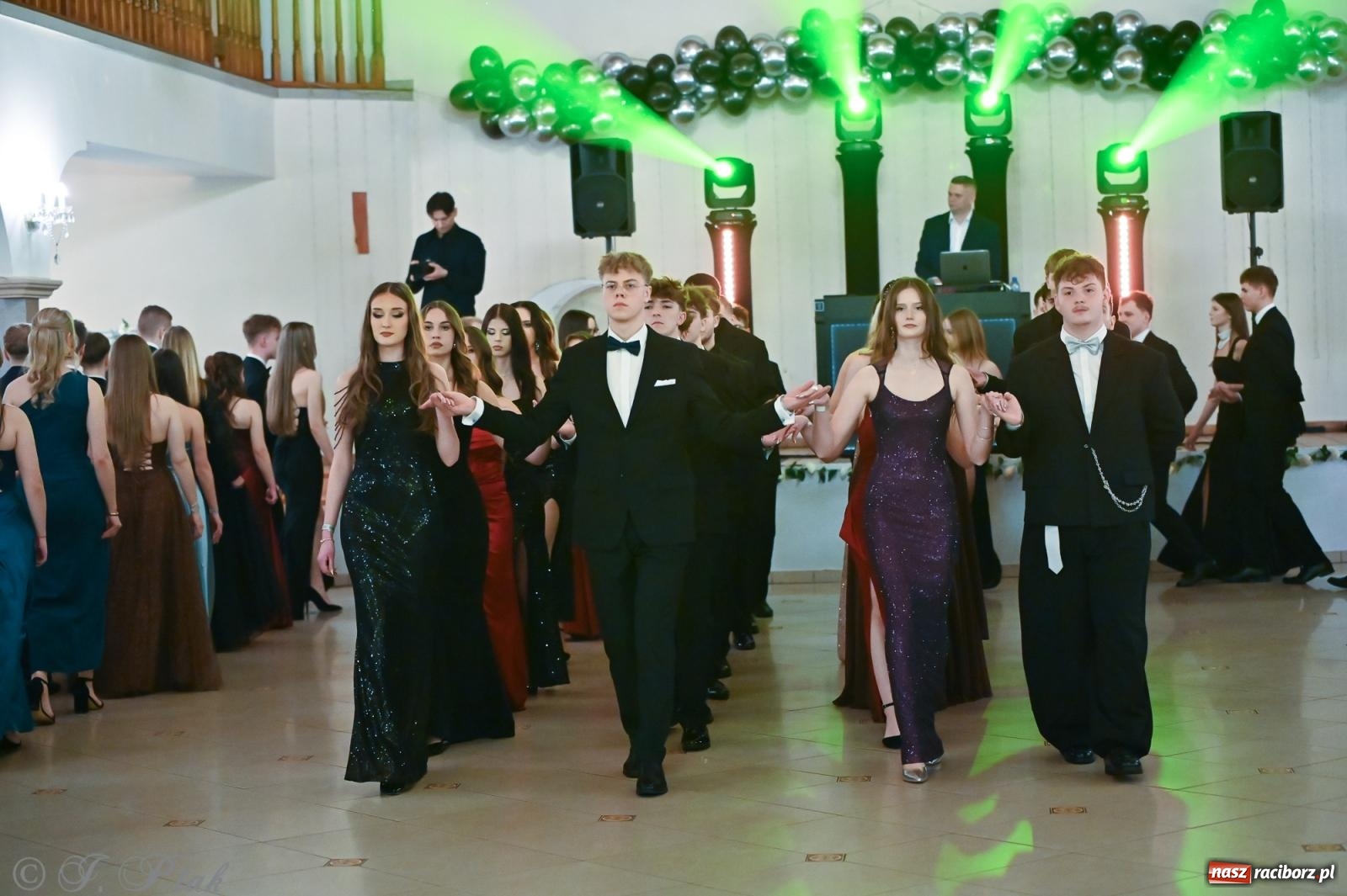 Zdjęcie w galerii na portalu naszraciborz.pl: Razem młodzi przyjaciele! Studniówka II LO z Raciborza [FOTO i WIDEO] wiadomości z regionu