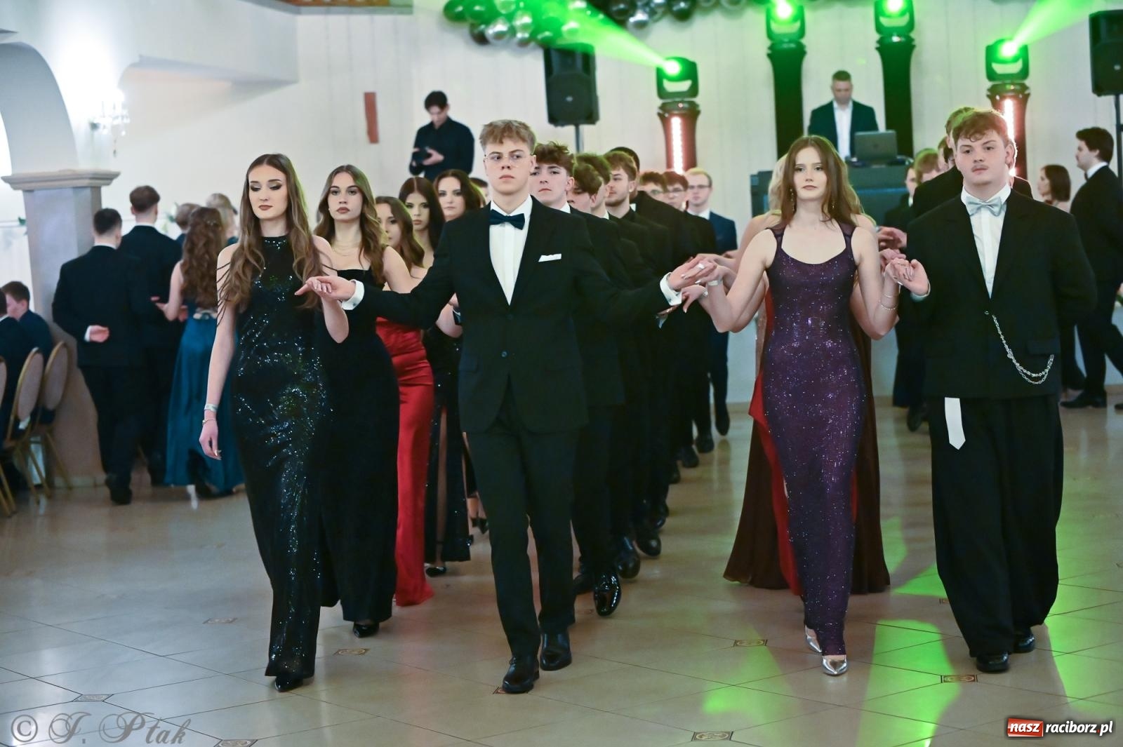 Zdjęcie w galerii na portalu naszraciborz.pl: Razem młodzi przyjaciele! Studniówka II LO z Raciborza [FOTO i WIDEO] wiadomości z regionu