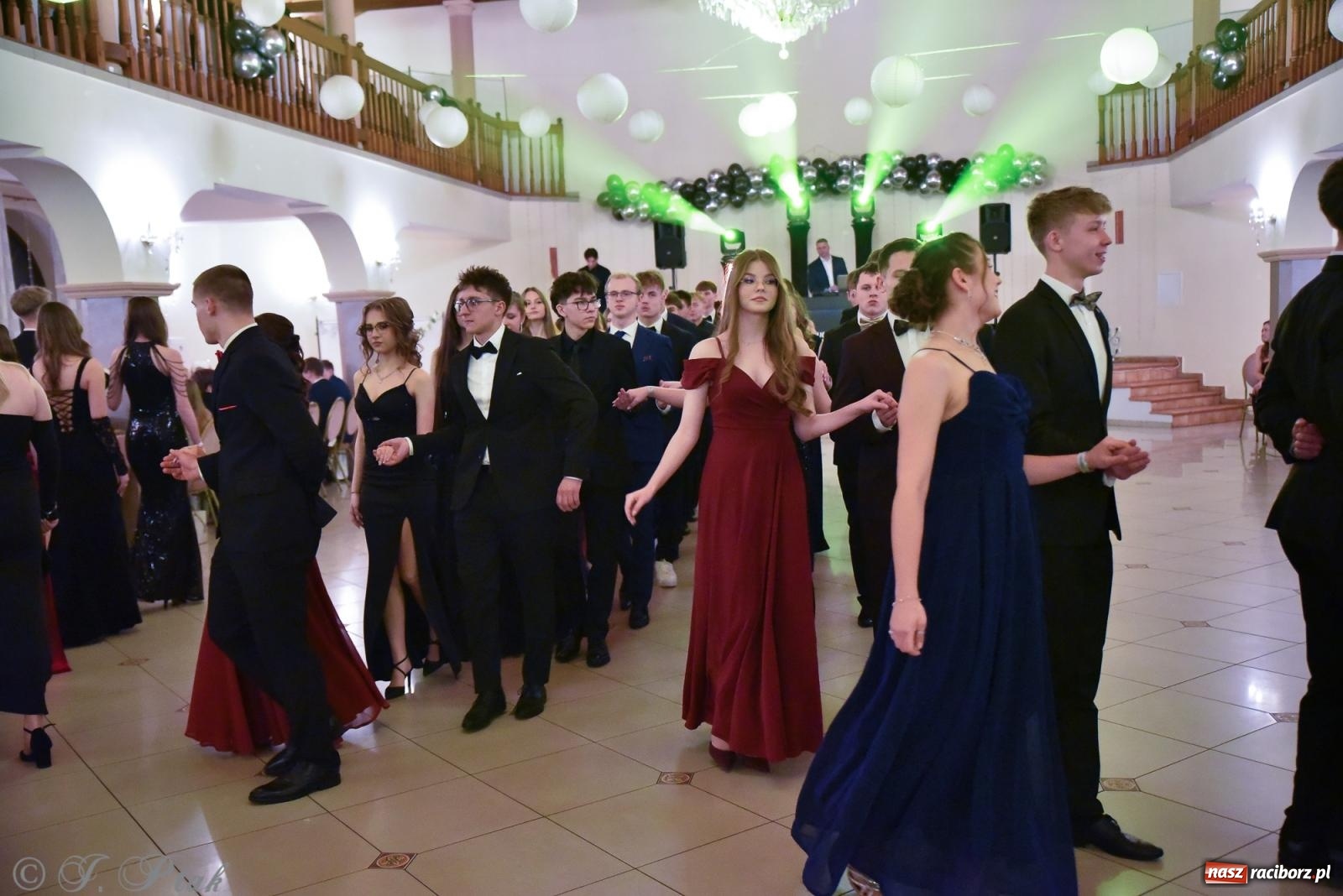 Zdjęcie w galerii na portalu naszraciborz.pl: Razem młodzi przyjaciele! Studniówka II LO z Raciborza [FOTO i WIDEO] wiadomości z regionu