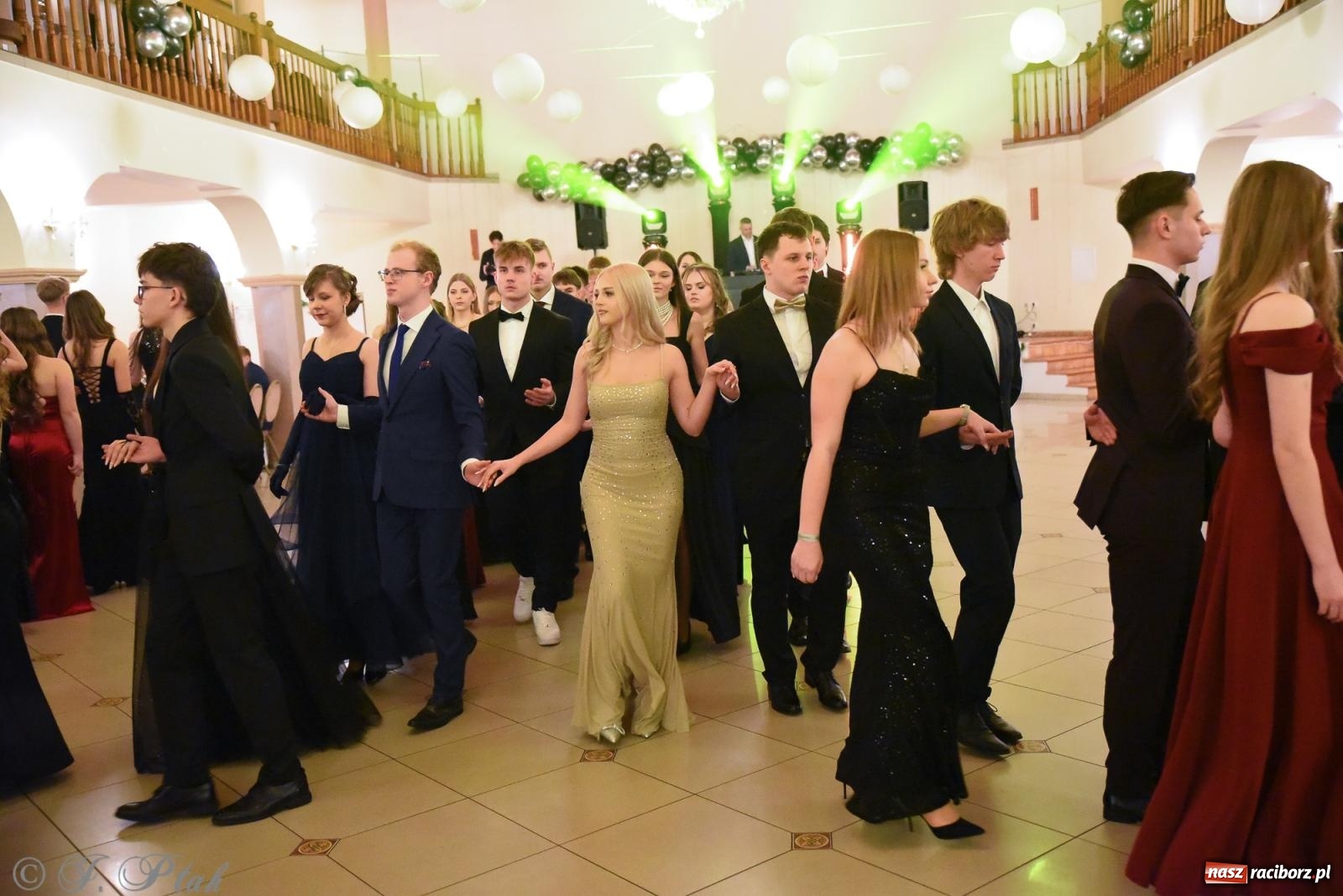 Zdjęcie w galerii na portalu naszraciborz.pl: Razem młodzi przyjaciele! Studniówka II LO z Raciborza [FOTO i WIDEO] wiadomości z regionu