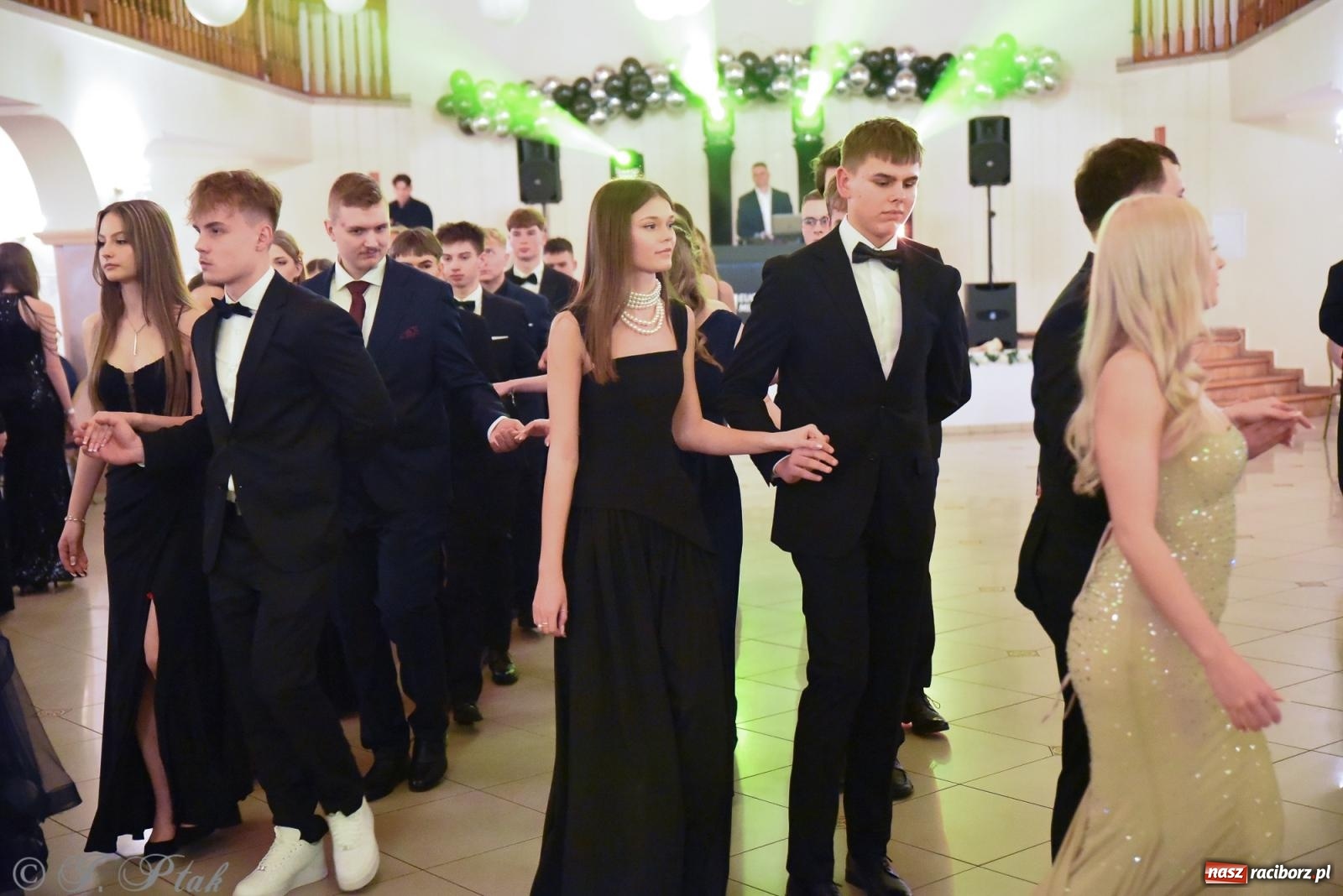 Zdjęcie w galerii na portalu naszraciborz.pl: Razem młodzi przyjaciele! Studniówka II LO z Raciborza [FOTO i WIDEO] wiadomości z regionu