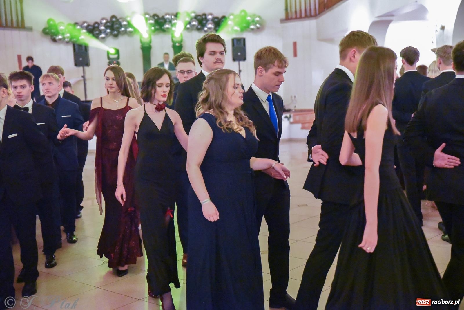 Zdjęcie w galerii na portalu naszraciborz.pl: Razem młodzi przyjaciele! Studniówka II LO z Raciborza [FOTO i WIDEO] wiadomości z regionu