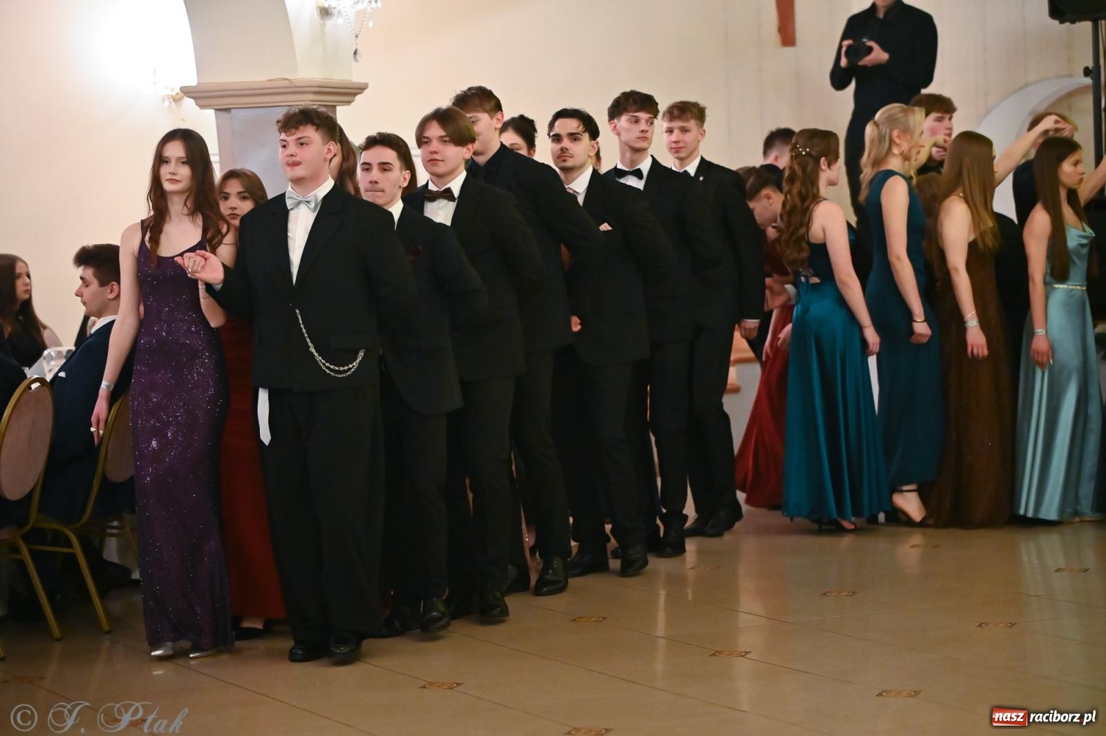 Zdjęcie w galerii na portalu naszraciborz.pl: Razem młodzi przyjaciele! Studniówka II LO z Raciborza [FOTO i WIDEO] wiadomości z regionu