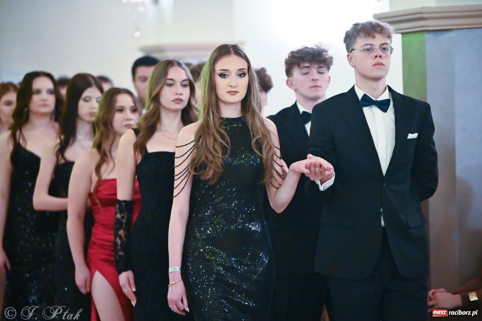 Zdjęcie w galerii na portalu naszraciborz.pl: Razem młodzi przyjaciele! Studniówka II LO z Raciborza [FOTO i WIDEO] wiadomości z regionu