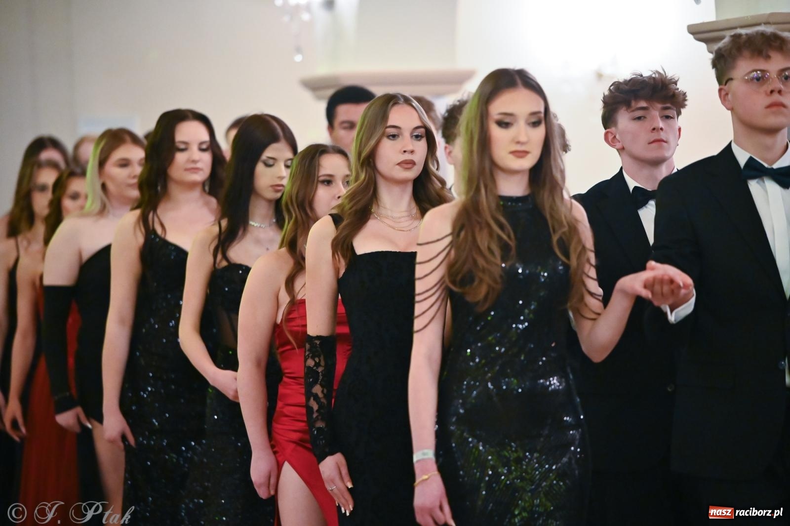 Zdjęcie w galerii na portalu naszraciborz.pl: Razem młodzi przyjaciele! Studniówka II LO z Raciborza [FOTO i WIDEO] wiadomości z regionu