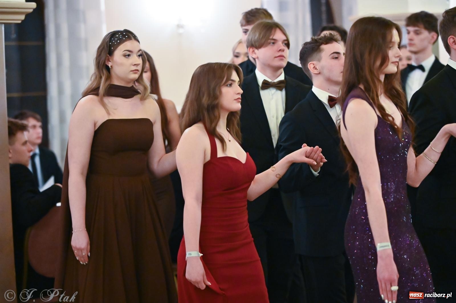 Zdjęcie w galerii na portalu naszraciborz.pl: Razem młodzi przyjaciele! Studniówka II LO z Raciborza [FOTO i WIDEO] wiadomości z regionu