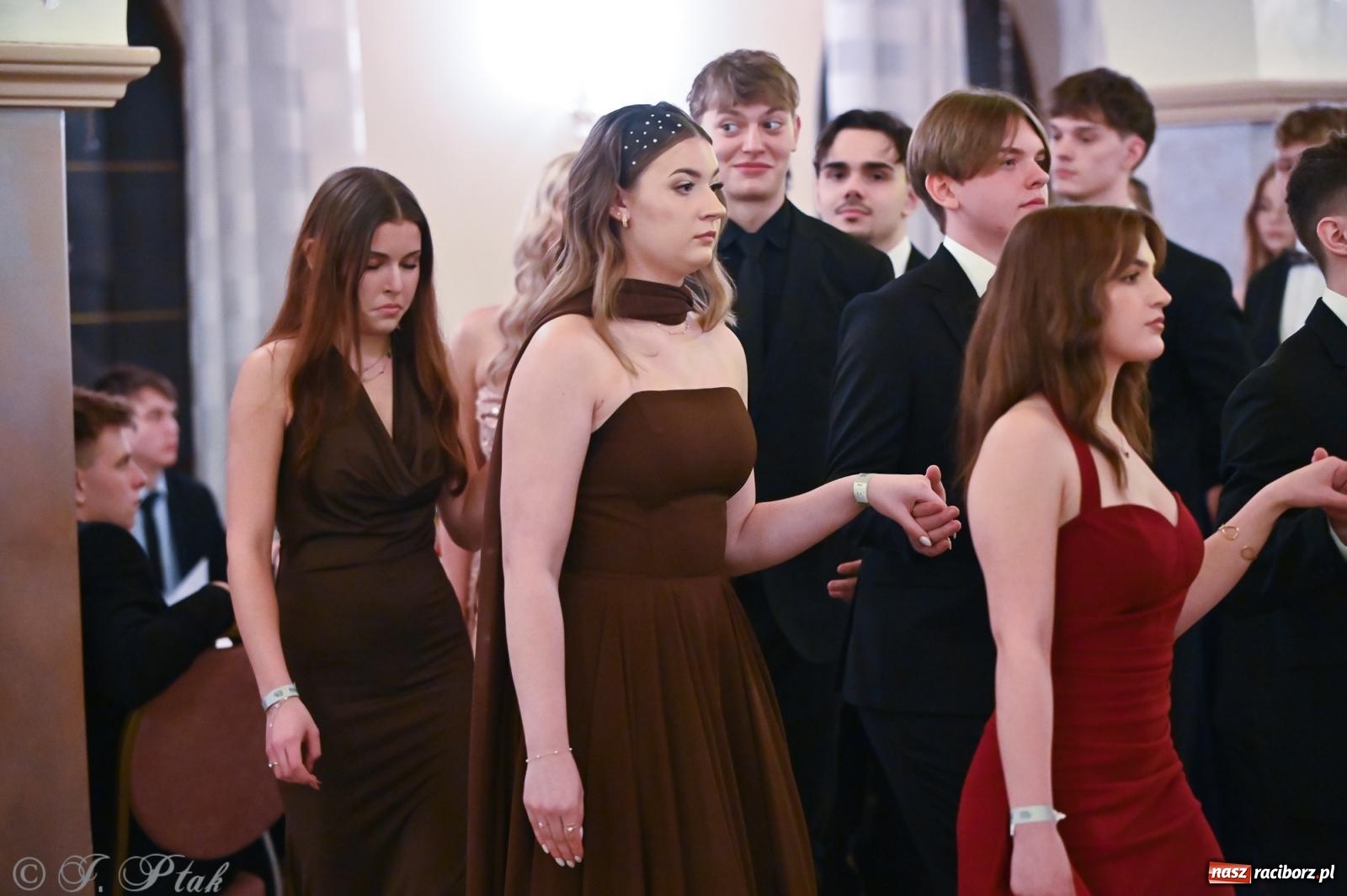 Zdjęcie w galerii na portalu naszraciborz.pl: Razem młodzi przyjaciele! Studniówka II LO z Raciborza [FOTO i WIDEO] wiadomości z regionu