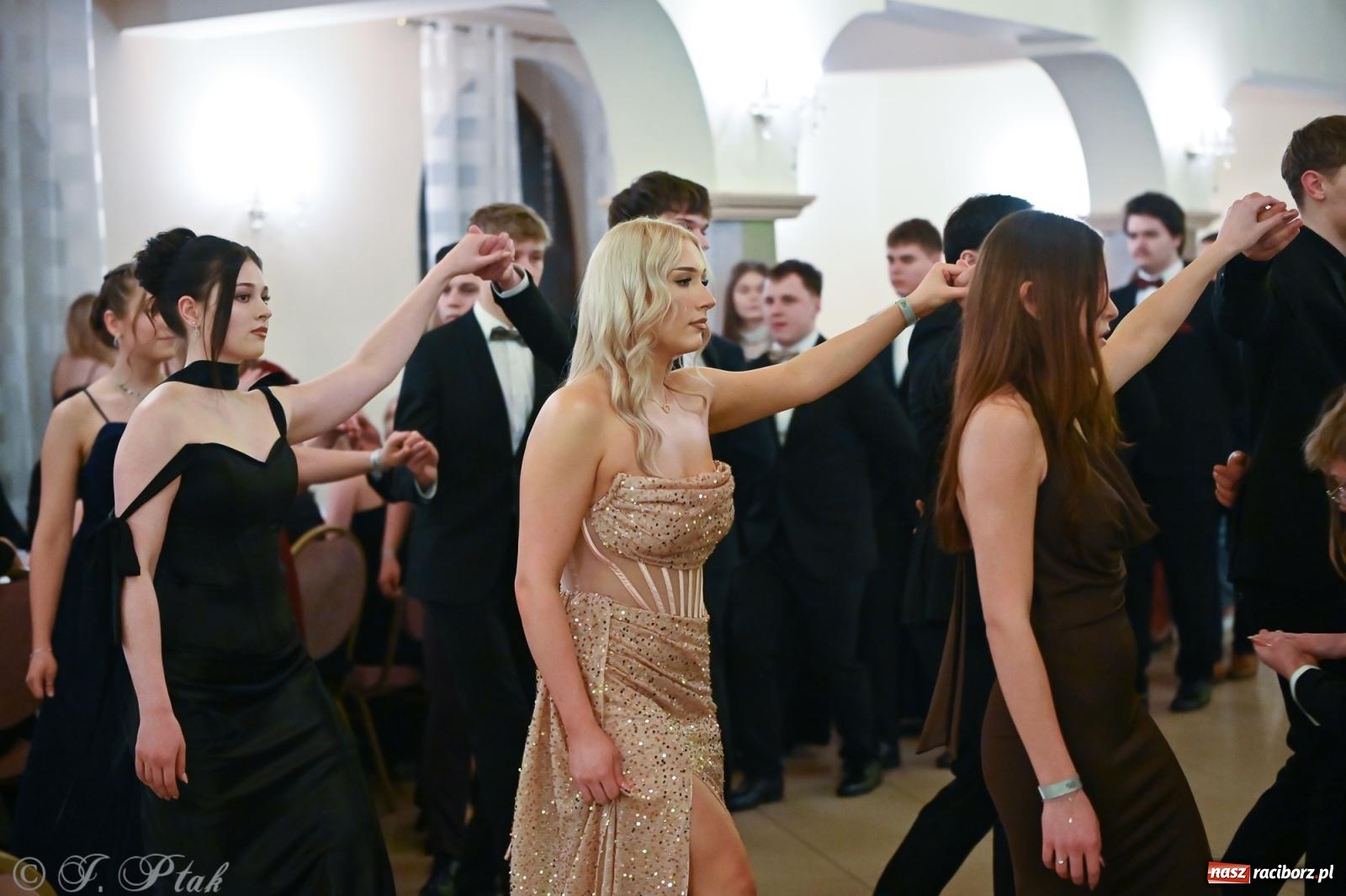 Zdjęcie w galerii na portalu naszraciborz.pl: Razem młodzi przyjaciele! Studniówka II LO z Raciborza [FOTO i WIDEO] wiadomości z regionu