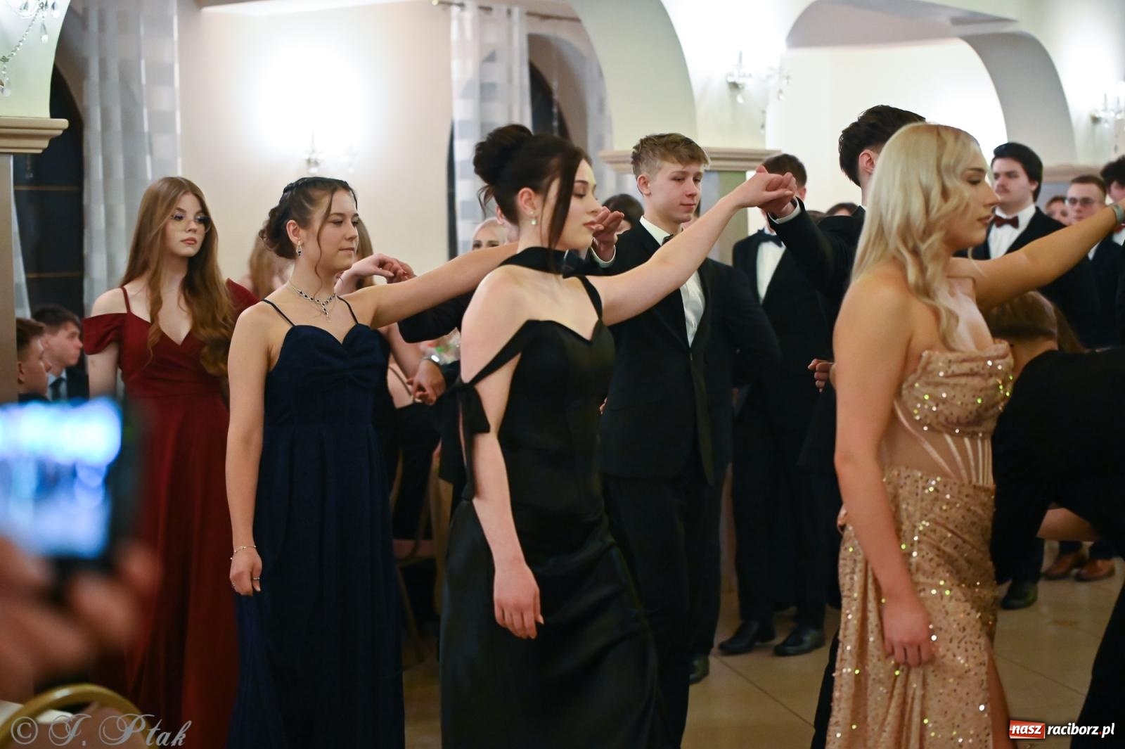 Zdjęcie w galerii na portalu naszraciborz.pl: Razem młodzi przyjaciele! Studniówka II LO z Raciborza [FOTO i WIDEO] wiadomości z regionu