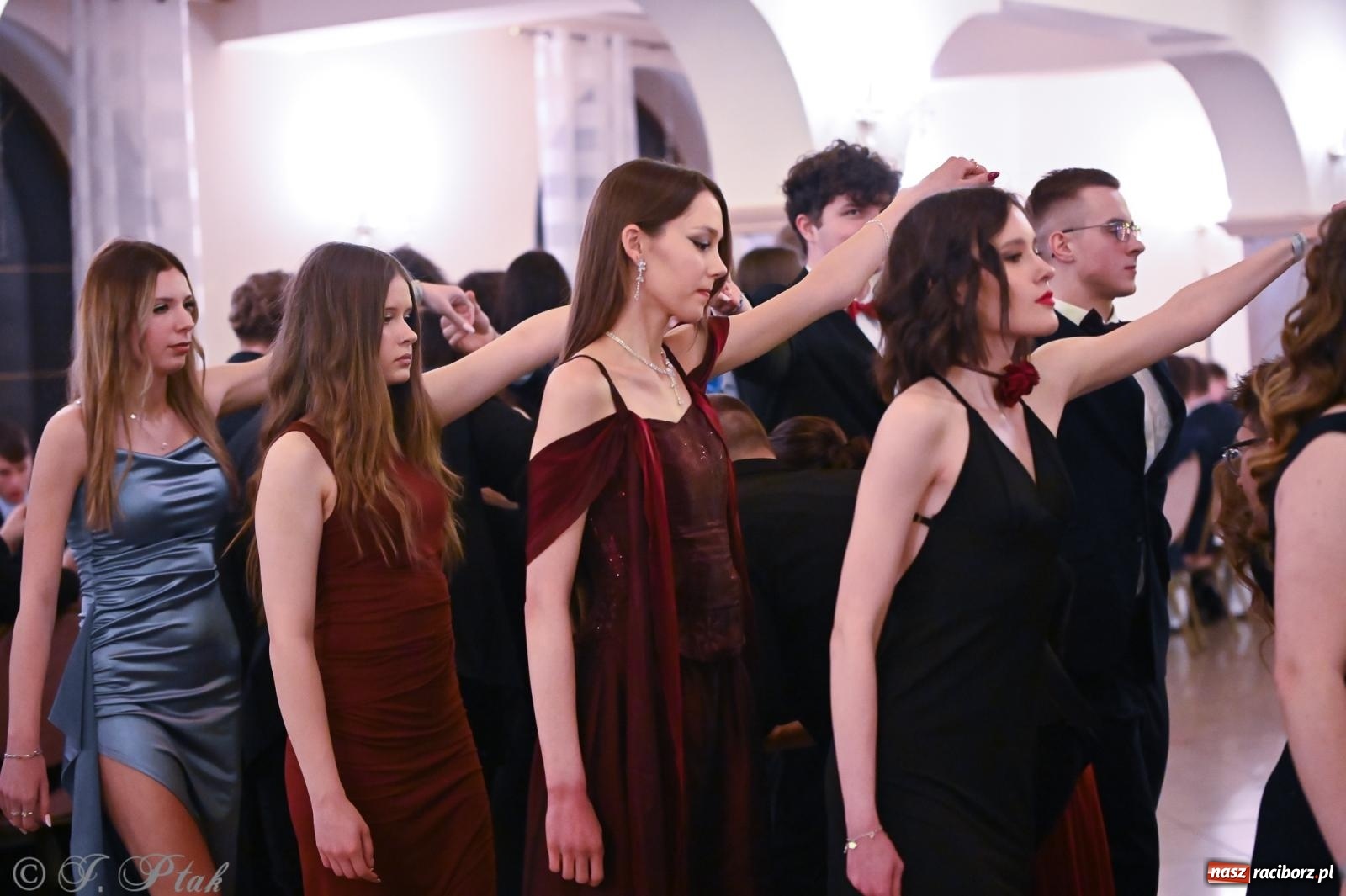 Zdjęcie w galerii na portalu naszraciborz.pl: Razem młodzi przyjaciele! Studniówka II LO z Raciborza [FOTO i WIDEO] wiadomości z regionu