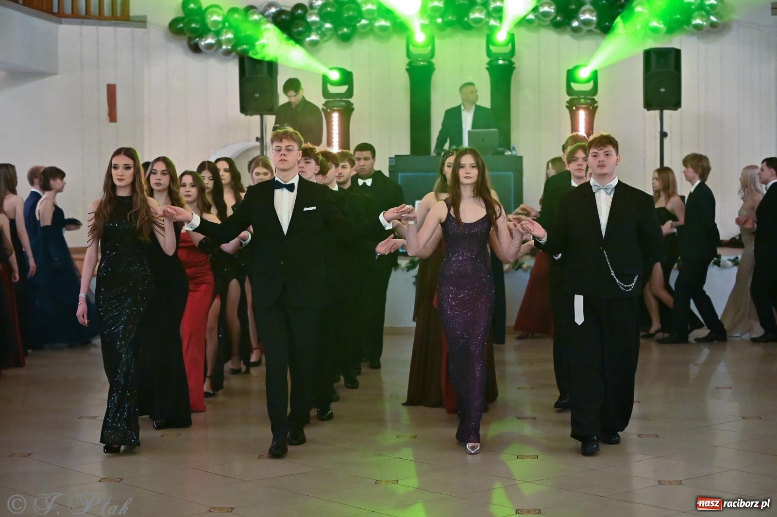 Zdjęcie w galerii na portalu naszraciborz.pl: Razem młodzi przyjaciele! Studniówka II LO z Raciborza [FOTO i WIDEO] wiadomości z regionu