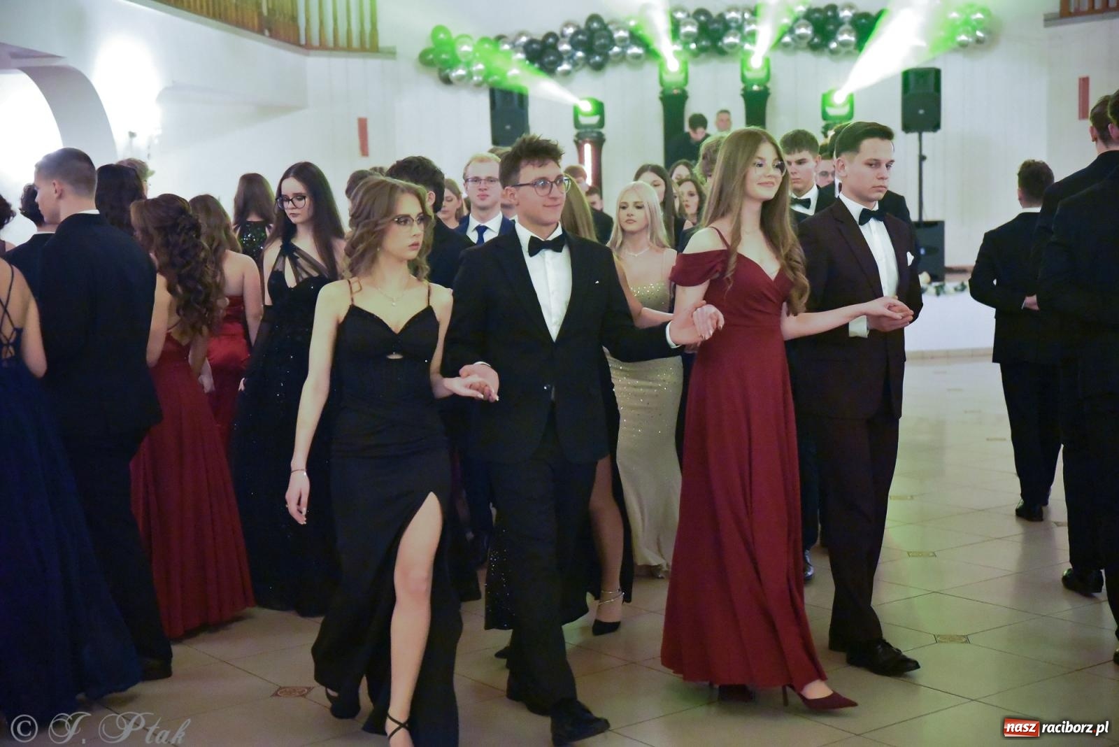 Zdjęcie w galerii na portalu naszraciborz.pl: Razem młodzi przyjaciele! Studniówka II LO z Raciborza [FOTO i WIDEO] wiadomości z regionu