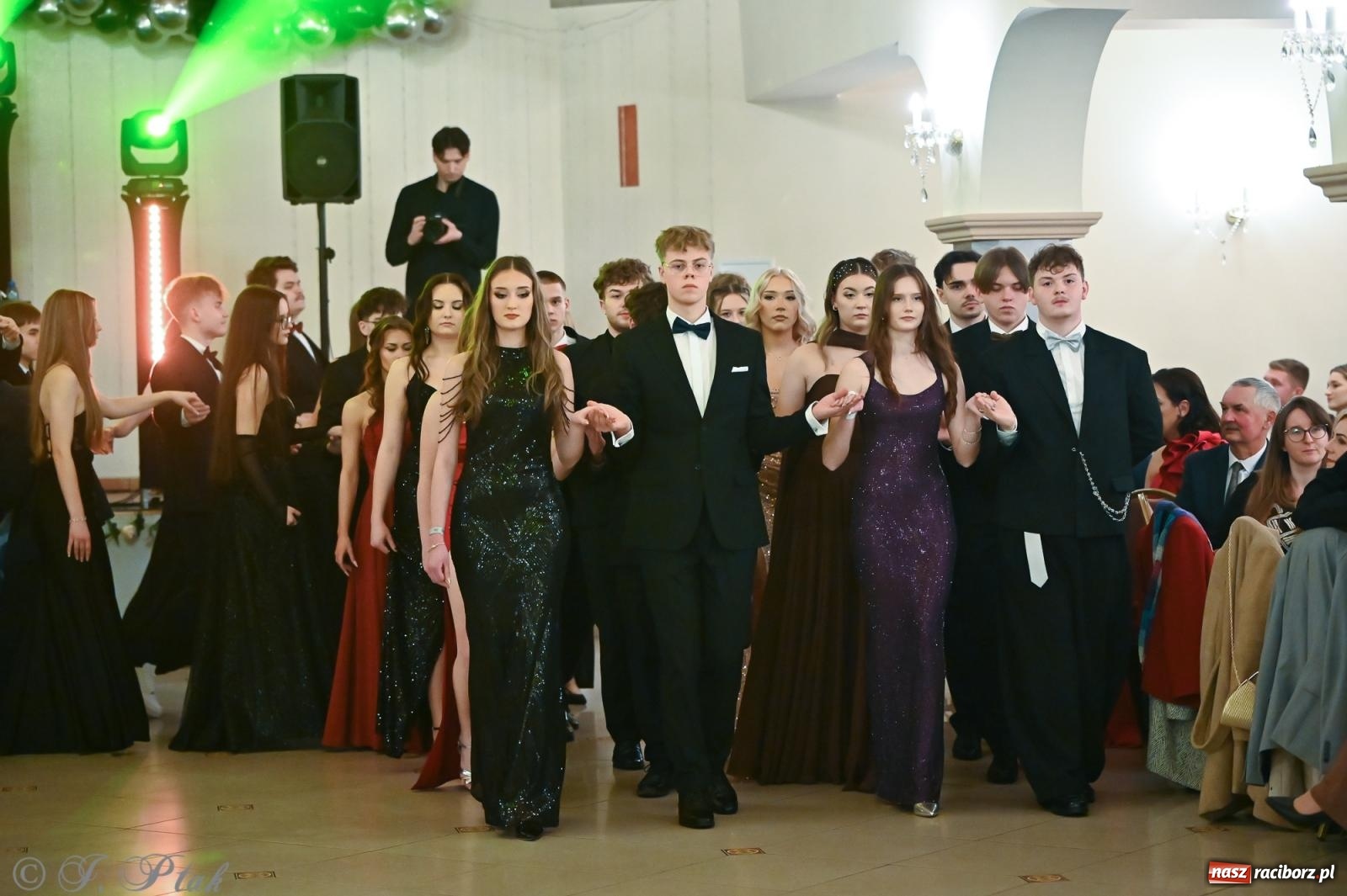 Zdjęcie w galerii na portalu naszraciborz.pl: Razem młodzi przyjaciele! Studniówka II LO z Raciborza [FOTO i WIDEO] wiadomości z regionu