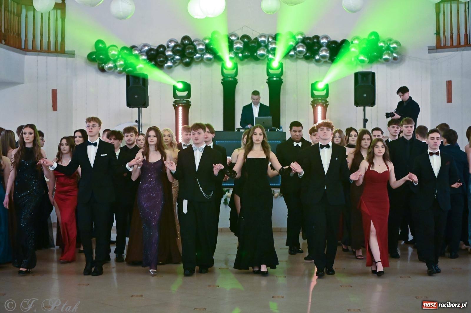 Zdjęcie w galerii na portalu naszraciborz.pl: Razem młodzi przyjaciele! Studniówka II LO z Raciborza [FOTO i WIDEO] wiadomości z regionu