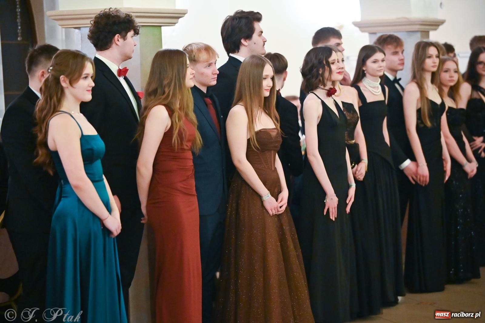 Zdjęcie w galerii na portalu naszraciborz.pl: Razem młodzi przyjaciele! Studniówka II LO z Raciborza [FOTO i WIDEO] wiadomości z regionu