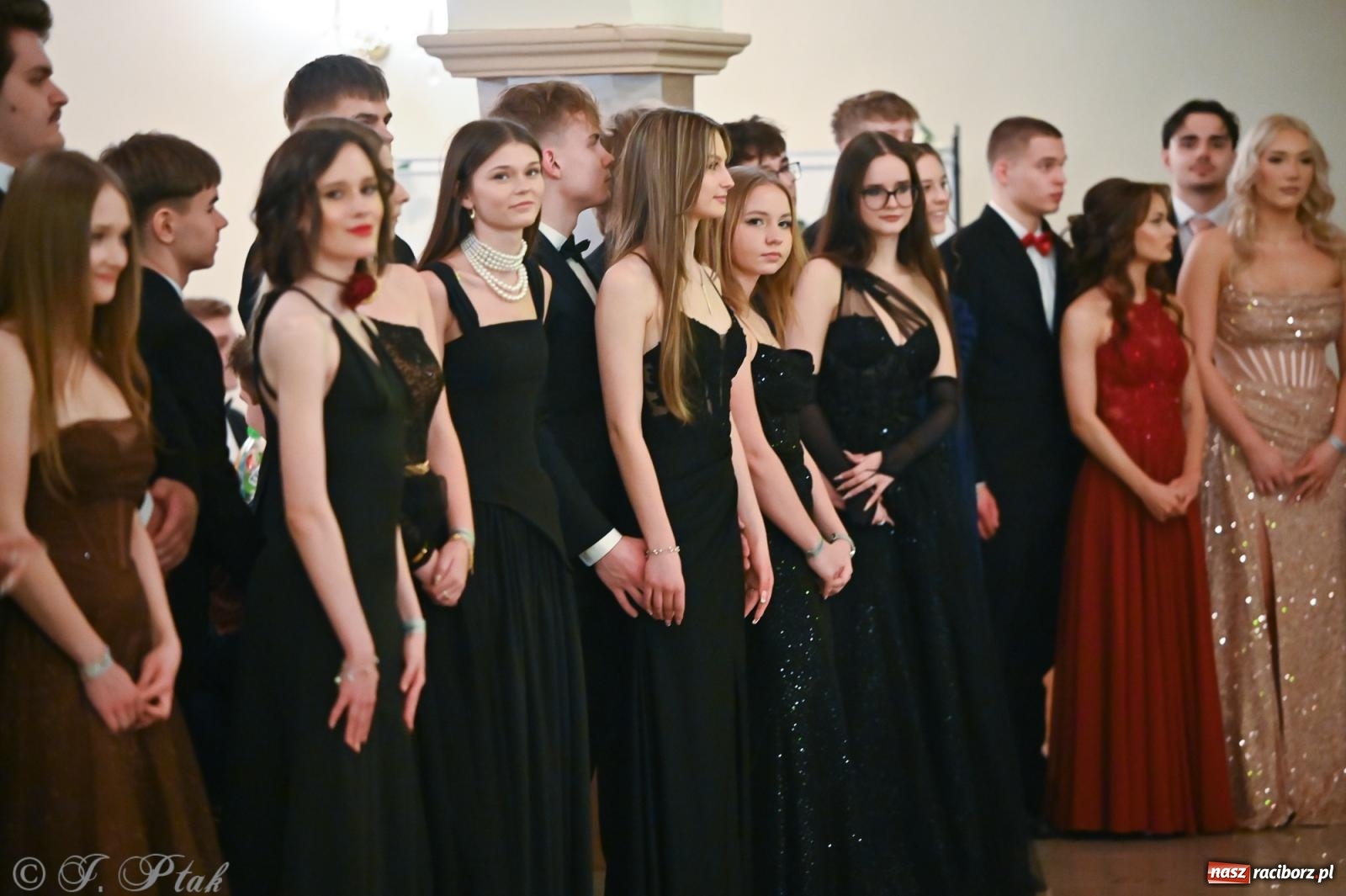 Zdjęcie w galerii na portalu naszraciborz.pl: Razem młodzi przyjaciele! Studniówka II LO z Raciborza [FOTO i WIDEO] wiadomości z regionu