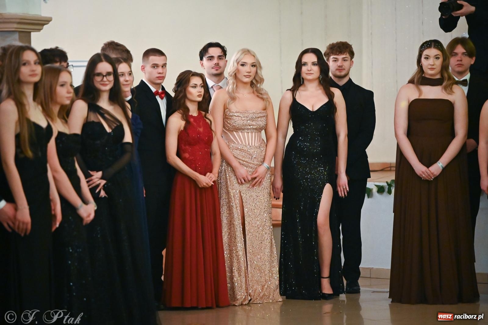 Zdjęcie w galerii na portalu naszraciborz.pl: Razem młodzi przyjaciele! Studniówka II LO z Raciborza [FOTO i WIDEO] wiadomości z regionu