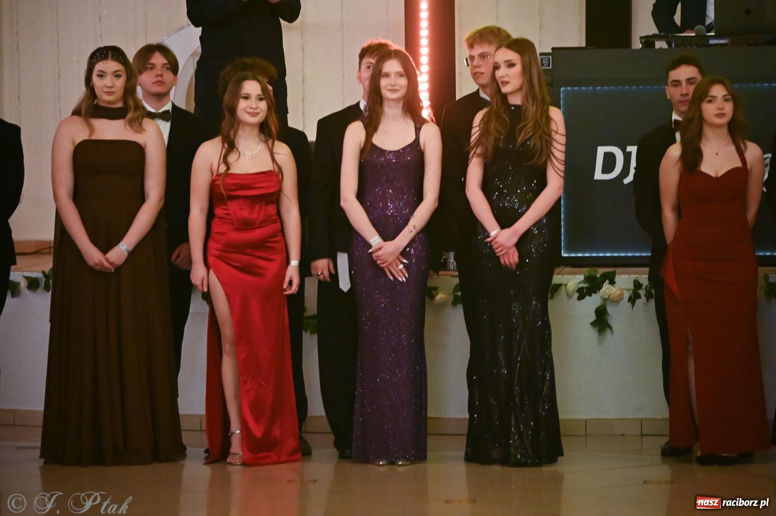 Zdjęcie w galerii na portalu naszraciborz.pl: Razem młodzi przyjaciele! Studniówka II LO z Raciborza [FOTO i WIDEO] wiadomości z regionu